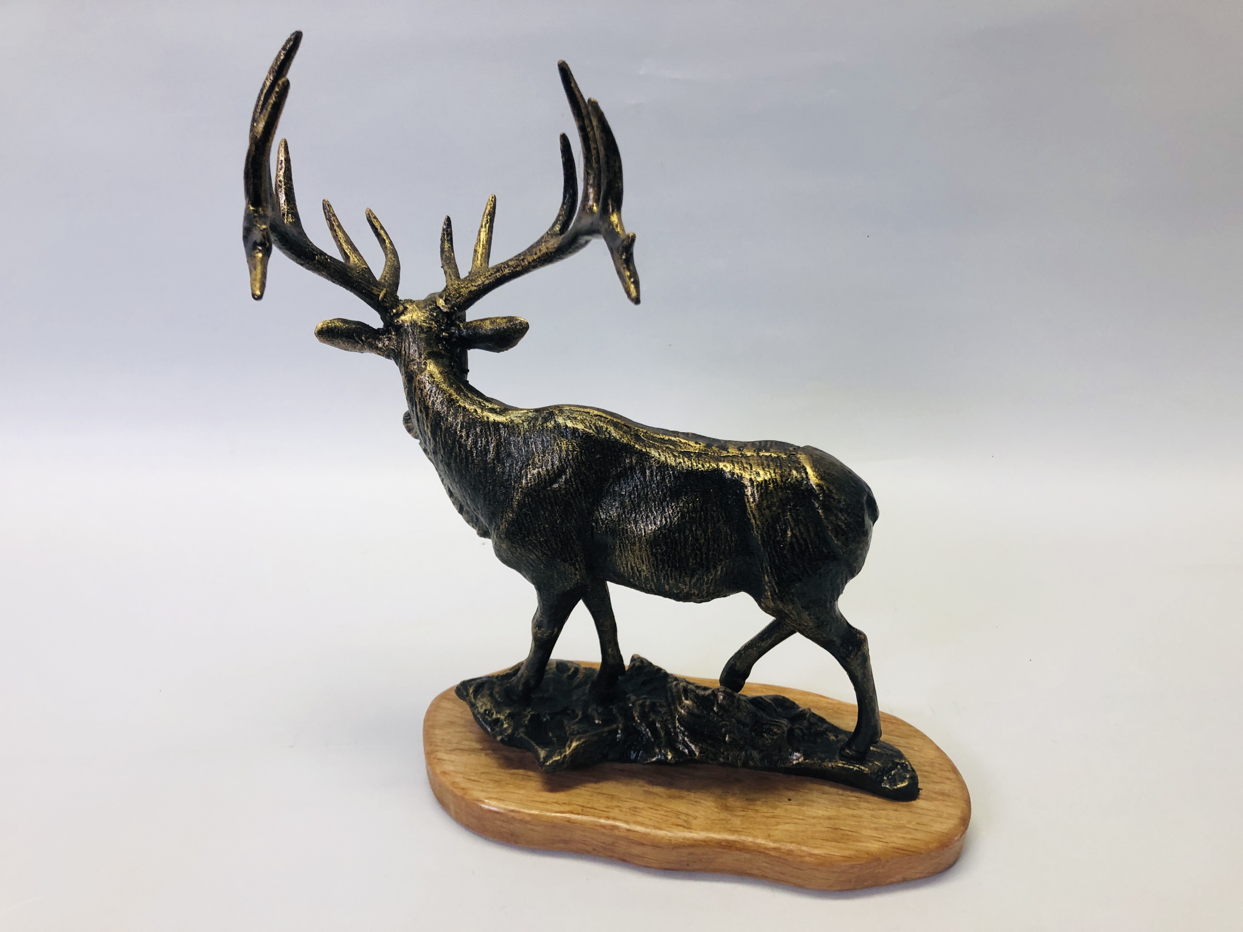 (R) CAST STAG FIGURE - WOODEN BASE - Image 4 of 4