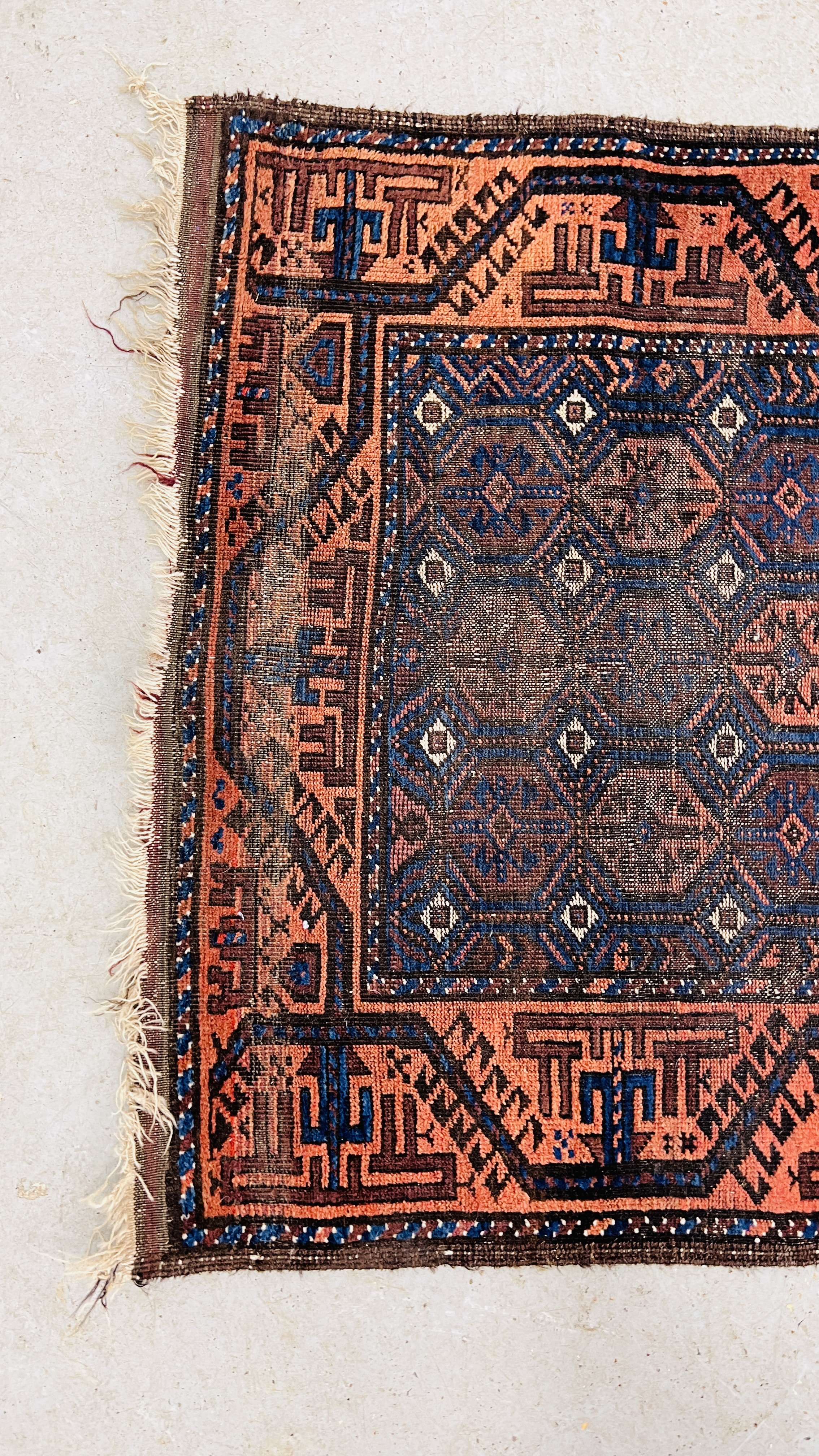 A TRADITIONAL BELOUCH RUG BLUE/ORANGE DESIGN (WORN CONDITION) 135 X 90CM. - Image 5 of 7