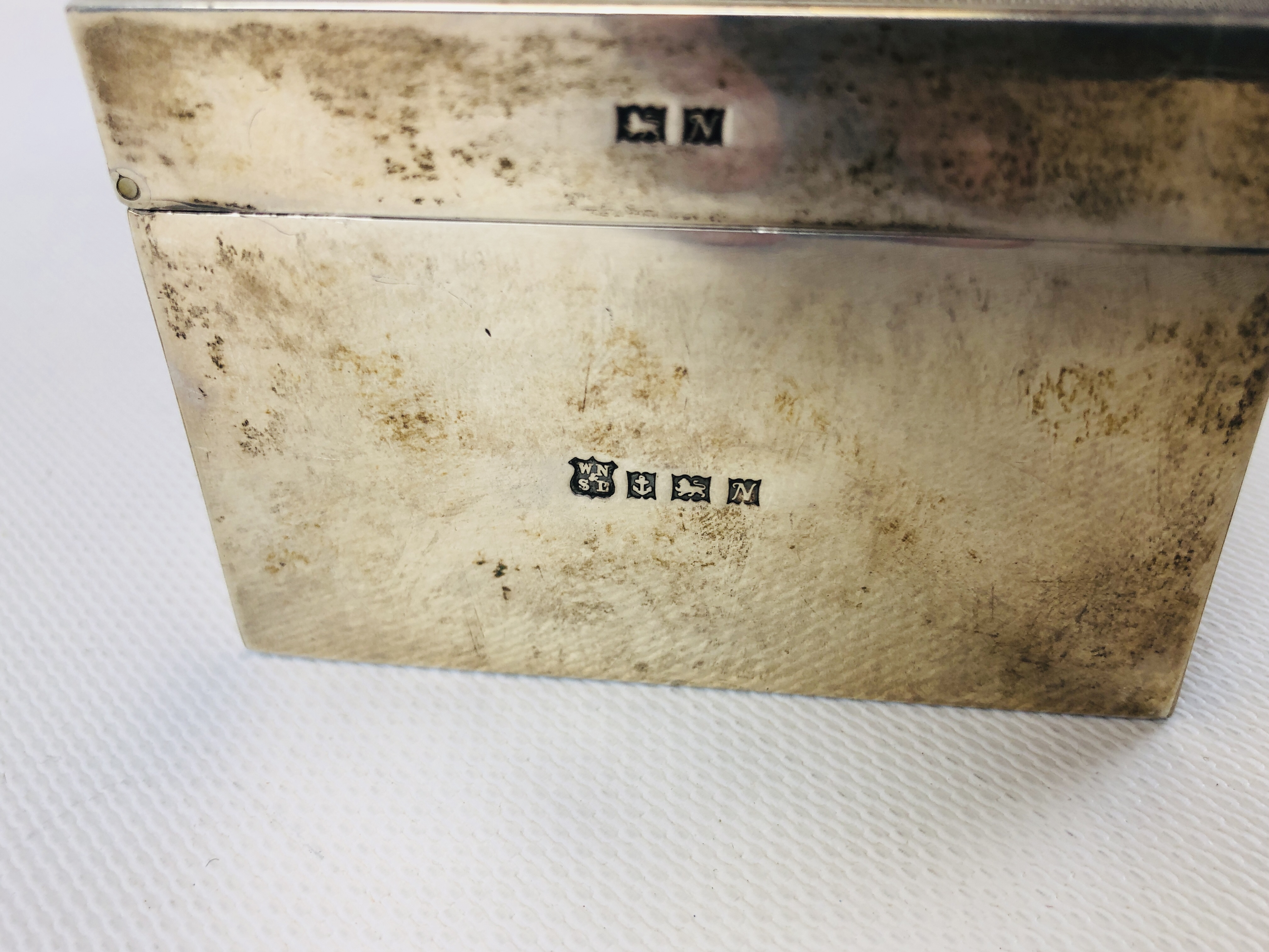 A SILVER CIGARETTE BOX, THE TOP WITH ENGINE TURNED FINISH, UN-ENGRAVED BIRMINGHAM ASSAY, - Image 4 of 11