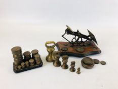 A SET OF VINTAGE POSTAL SCALES ALONG WITH VARIOUS LOOSE WEIGHTS AND A GRADUATED SET OF BRASS