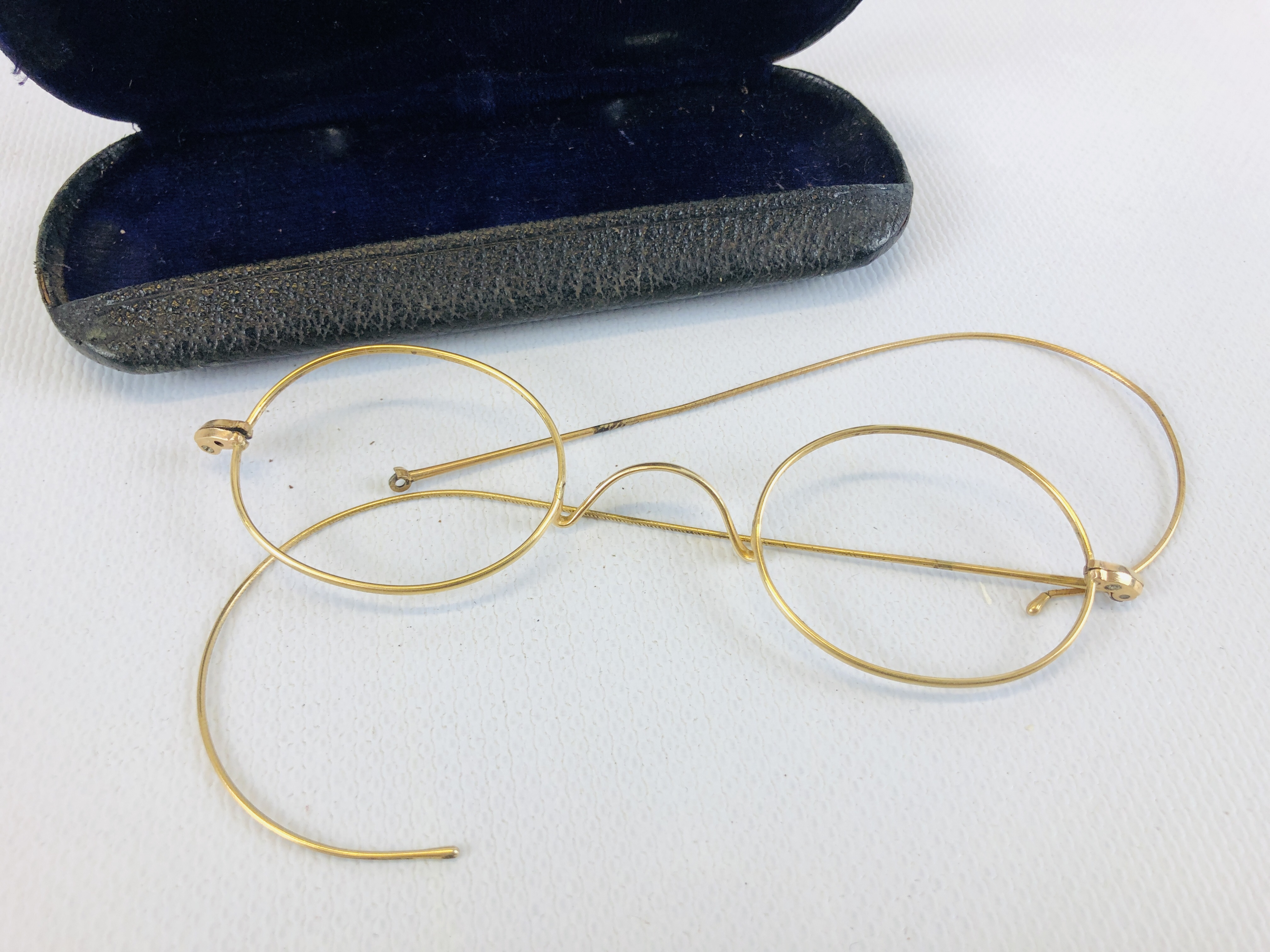 A GROUP OF VINTAGE GLASSES FRAMES TO INCLUDE TWO PAIRS OF YELLOW METAL EXAMPLES. - Image 5 of 11