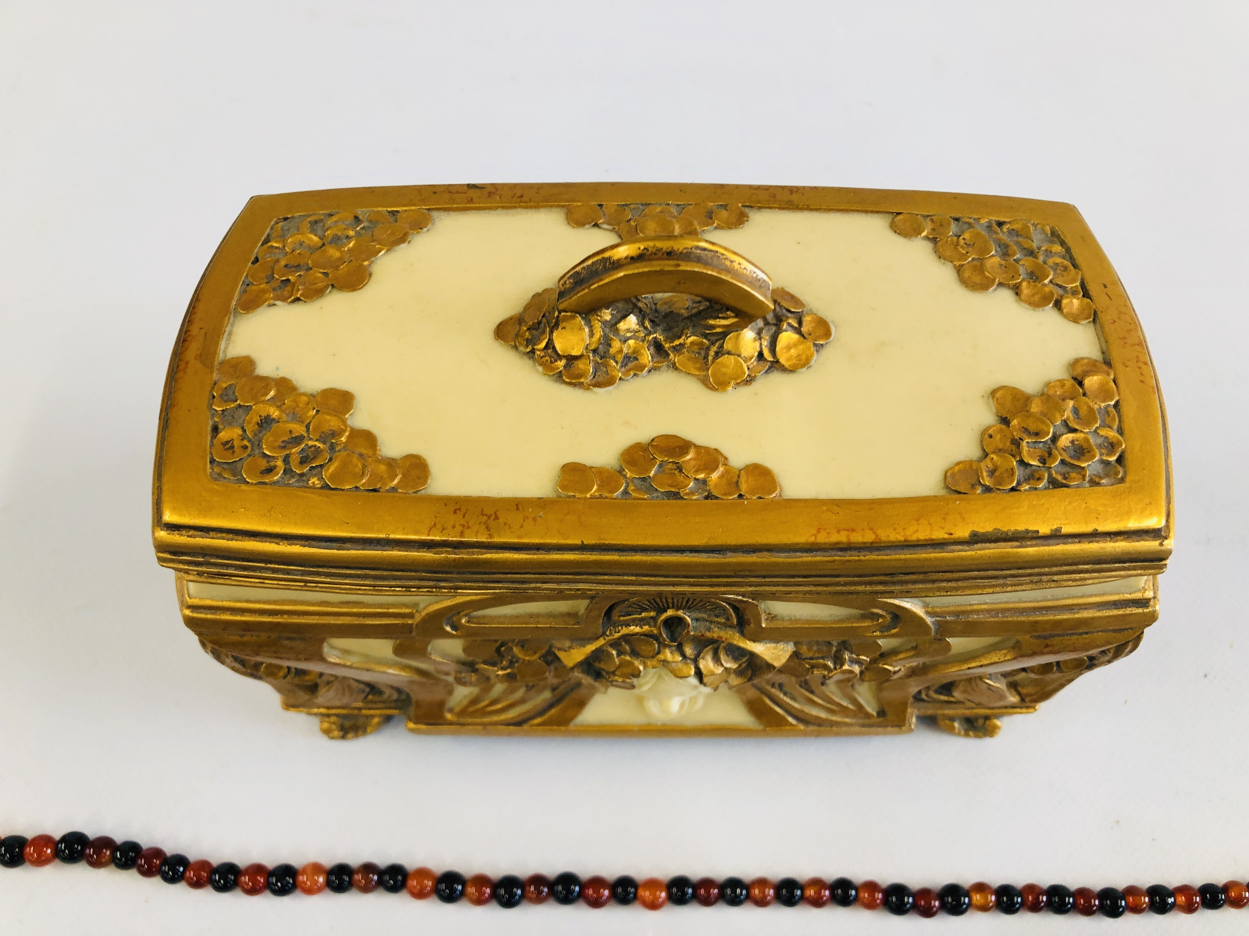 AN ELABORATE RESIN JEWELLERY BOX WITH BEADED NECKLACES ETC. TO INCLUDE RAW AMBER AND GLASS EXAMPLES. - Image 8 of 8