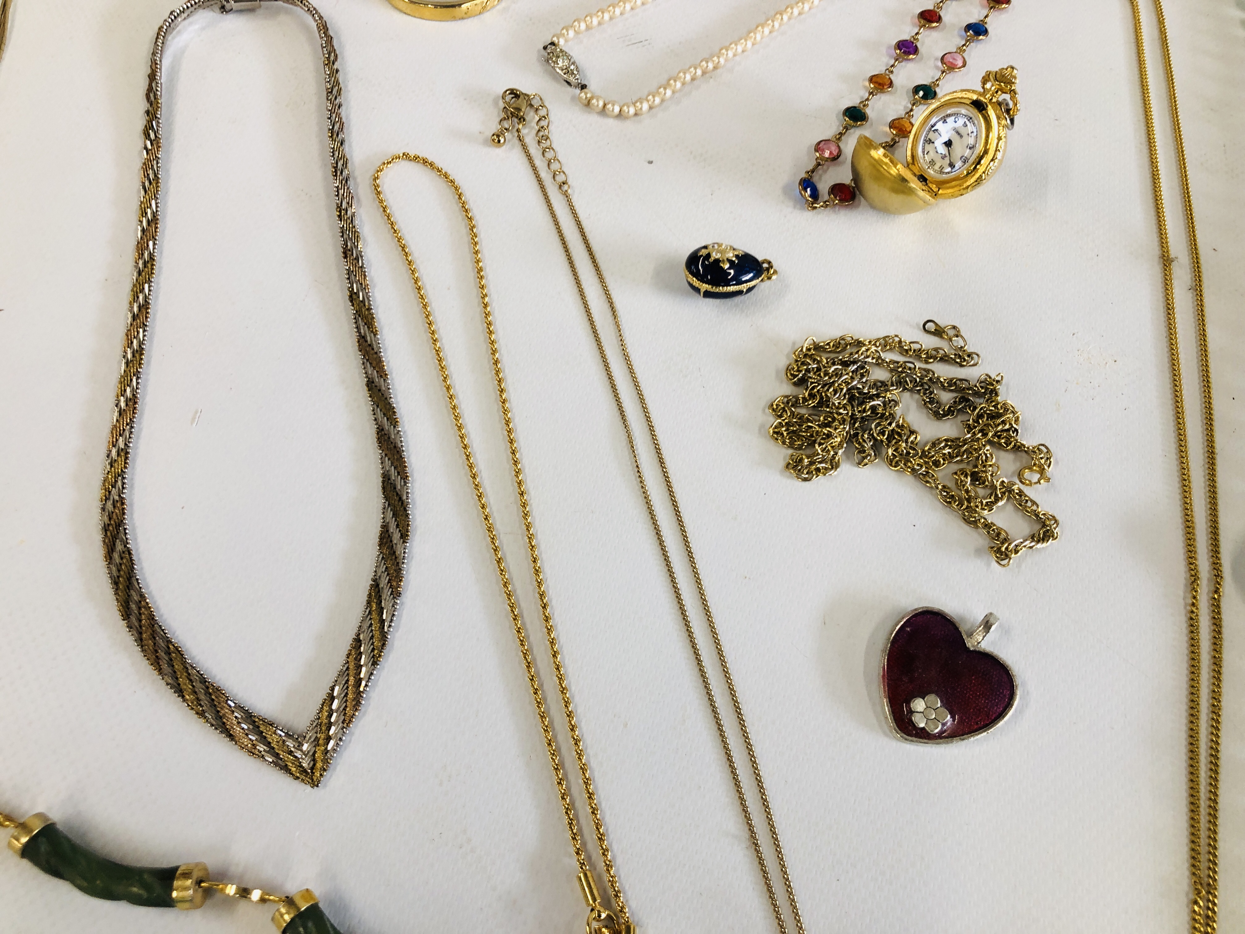 A BASKET OF ASSORTED COSTUME JEWELLERY TO INCLUDE SIMULATED PEARLS, - Image 9 of 18