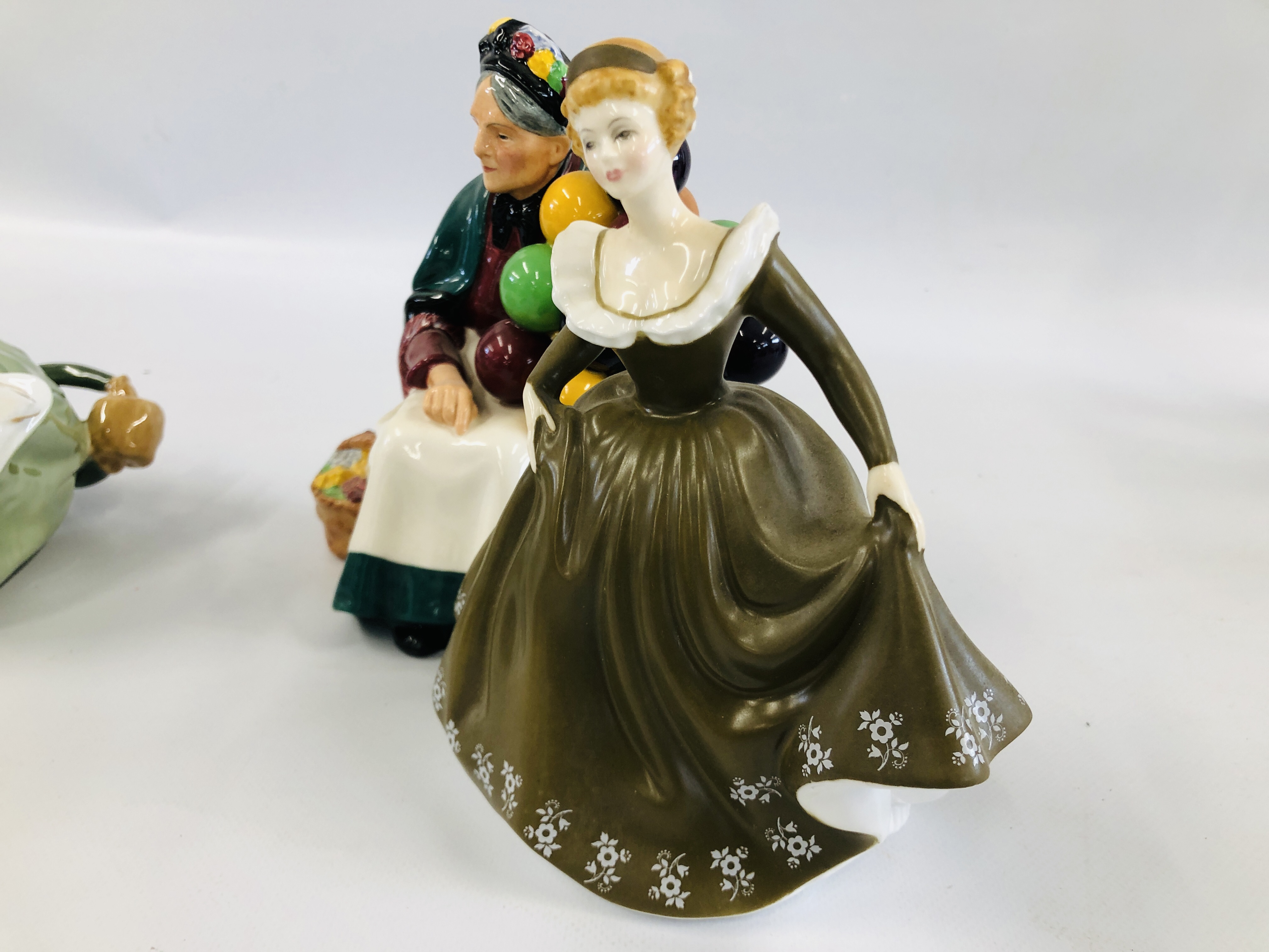 TWO ROYAL DOULTON FIGURINES TO INCLUDE GERALDINE HN 2348 AND GRACE HN 2318 ALONG WITH A ROYAL - Image 6 of 8