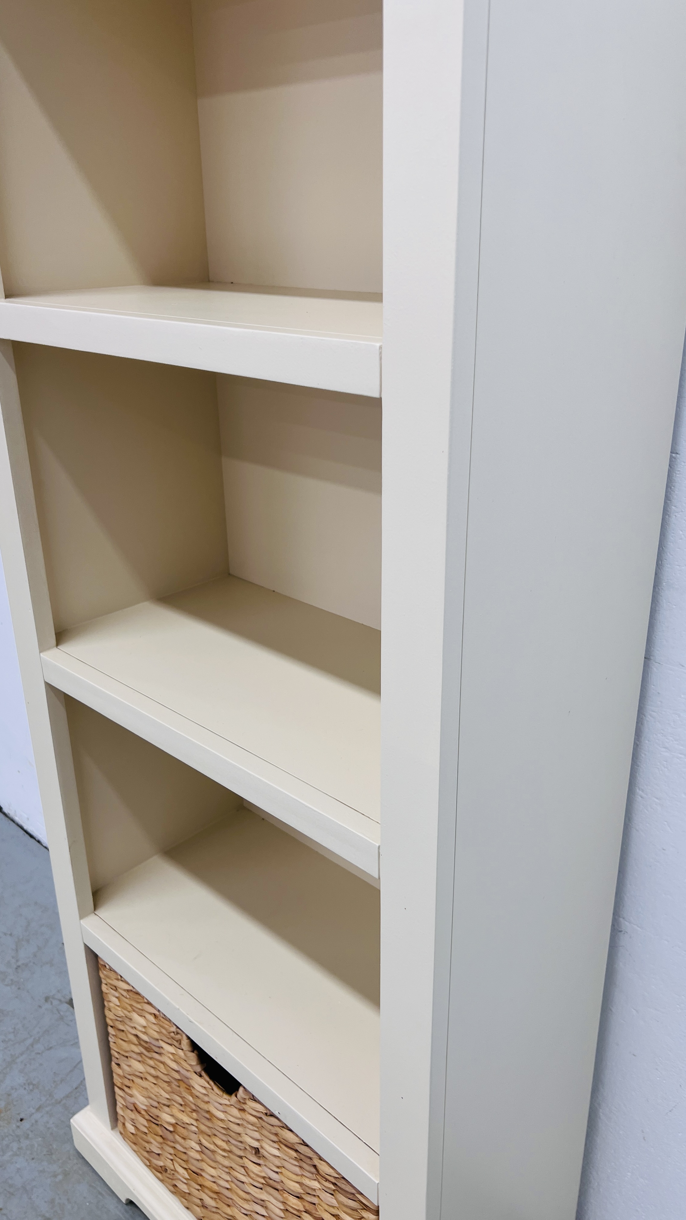 MODERN WHITE FINISH FULL HEIGHT OPEN BOOKSHELF WITH BASKET DRAWER TO BASE - W 60CM X D 30CM X H - Image 6 of 6