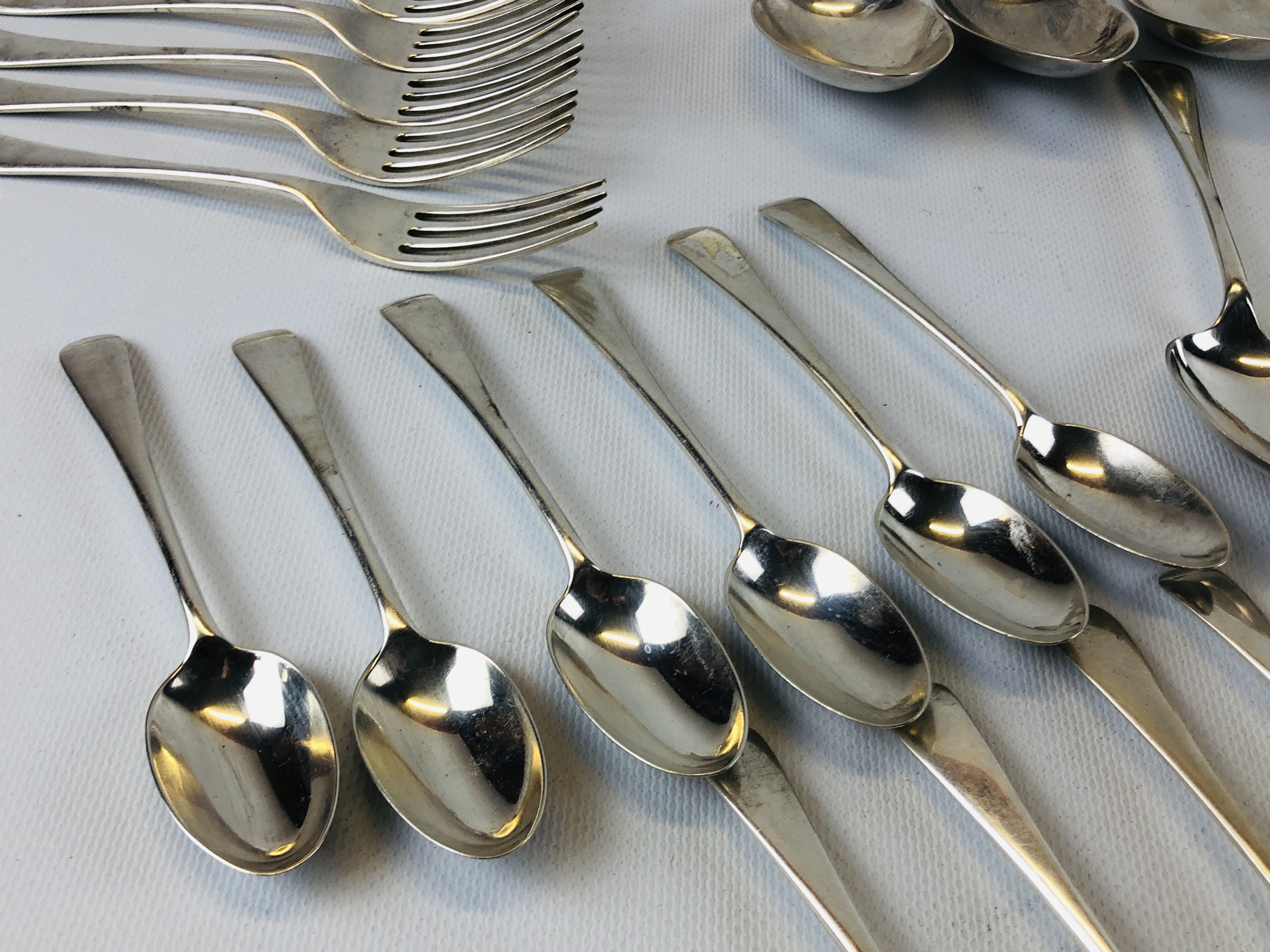 AN OLD ENGLISH PATTERN SILVER CANTEEN: 12 SERVING SPOONS, 12 DESSERT SPOONS, 12 TABLE FORKS, - Image 3 of 15