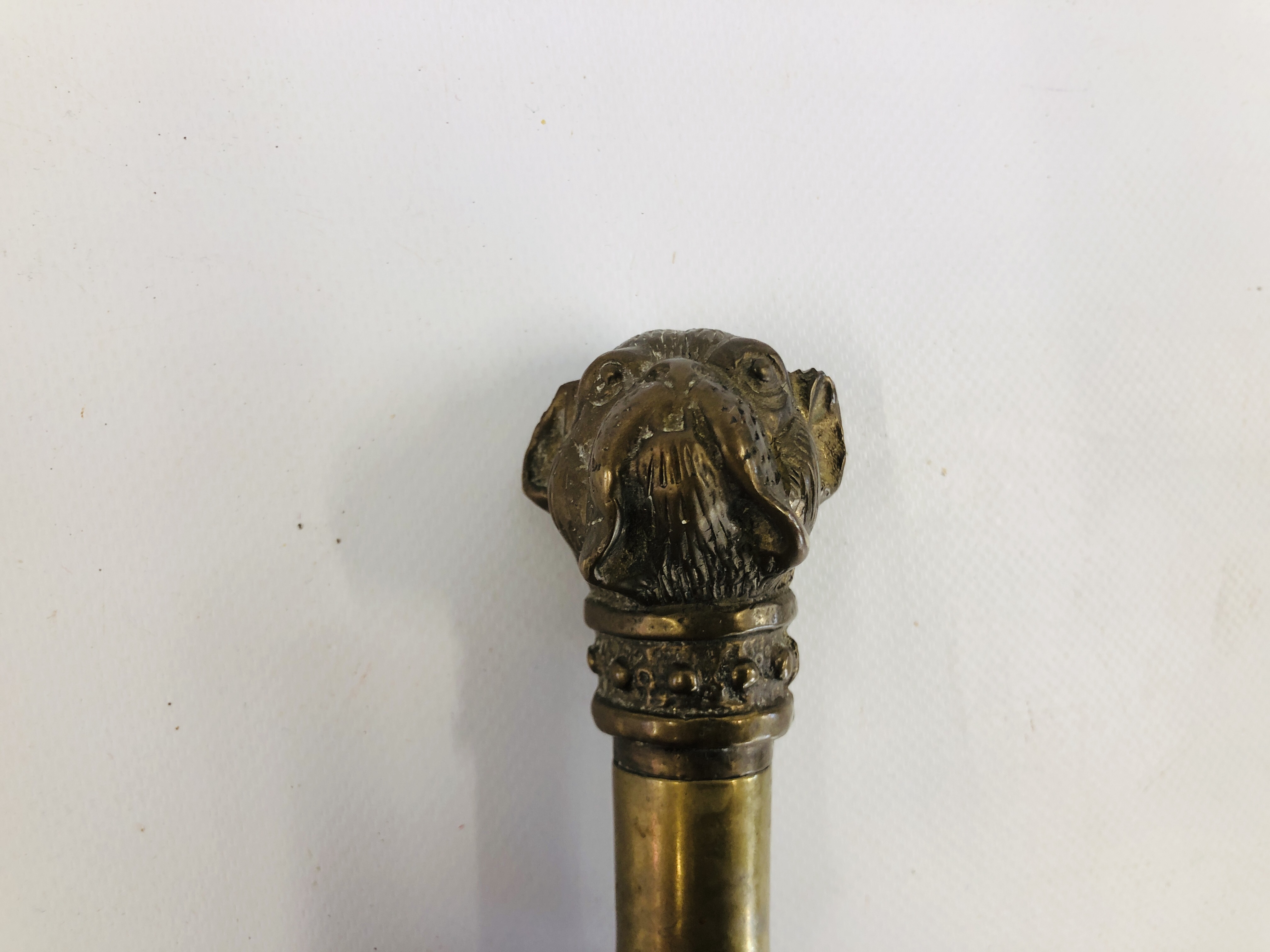 A VINTAGE BRASS MAGNIFYING GLASS, THE HANDLE HAVING SCREW TOP BULLDOG HEAD FIGURE. - Image 2 of 6