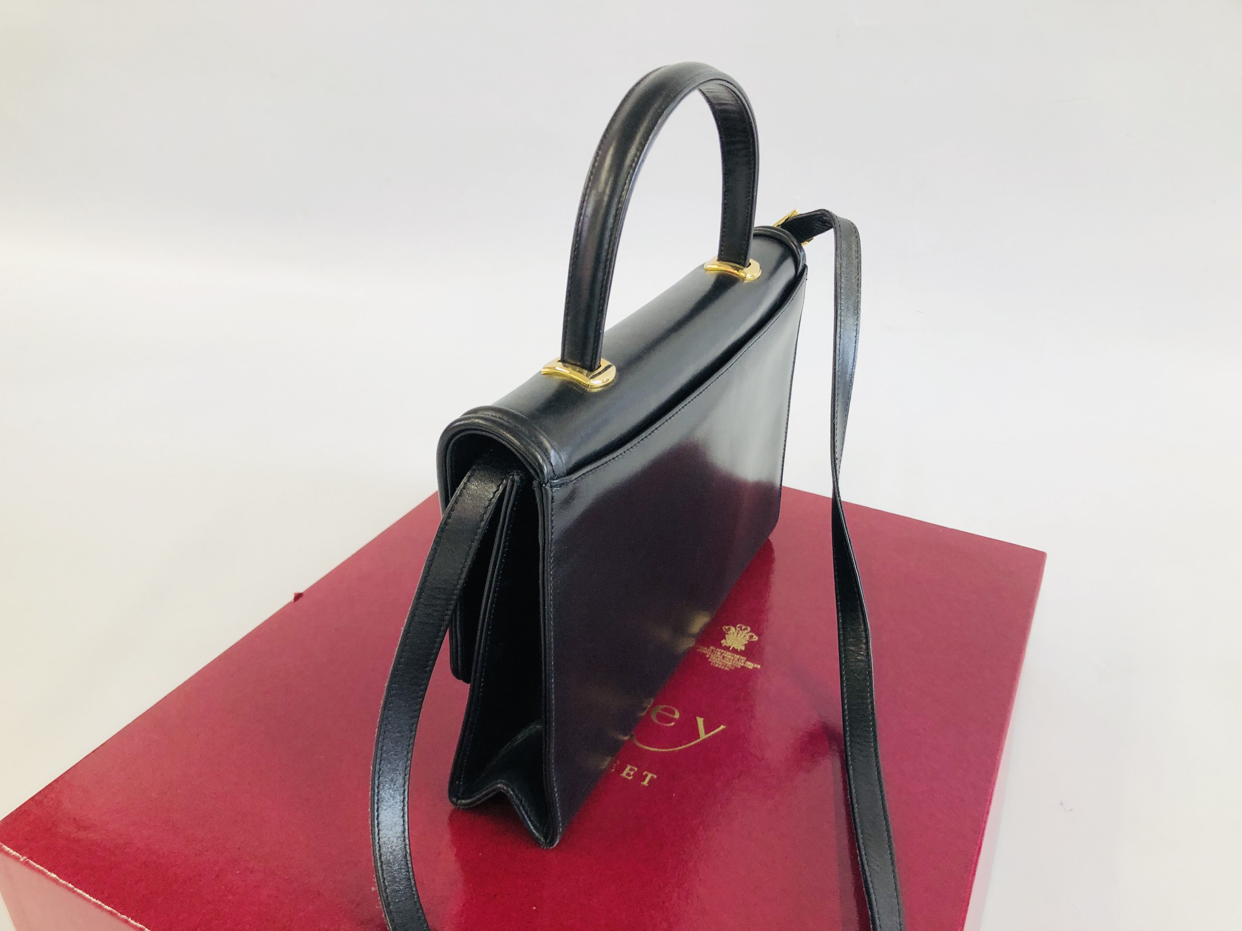 AN ASPREYS OF LONDON BLACK LEATHER BAG IN ORIGINAL BOX. - Image 3 of 6