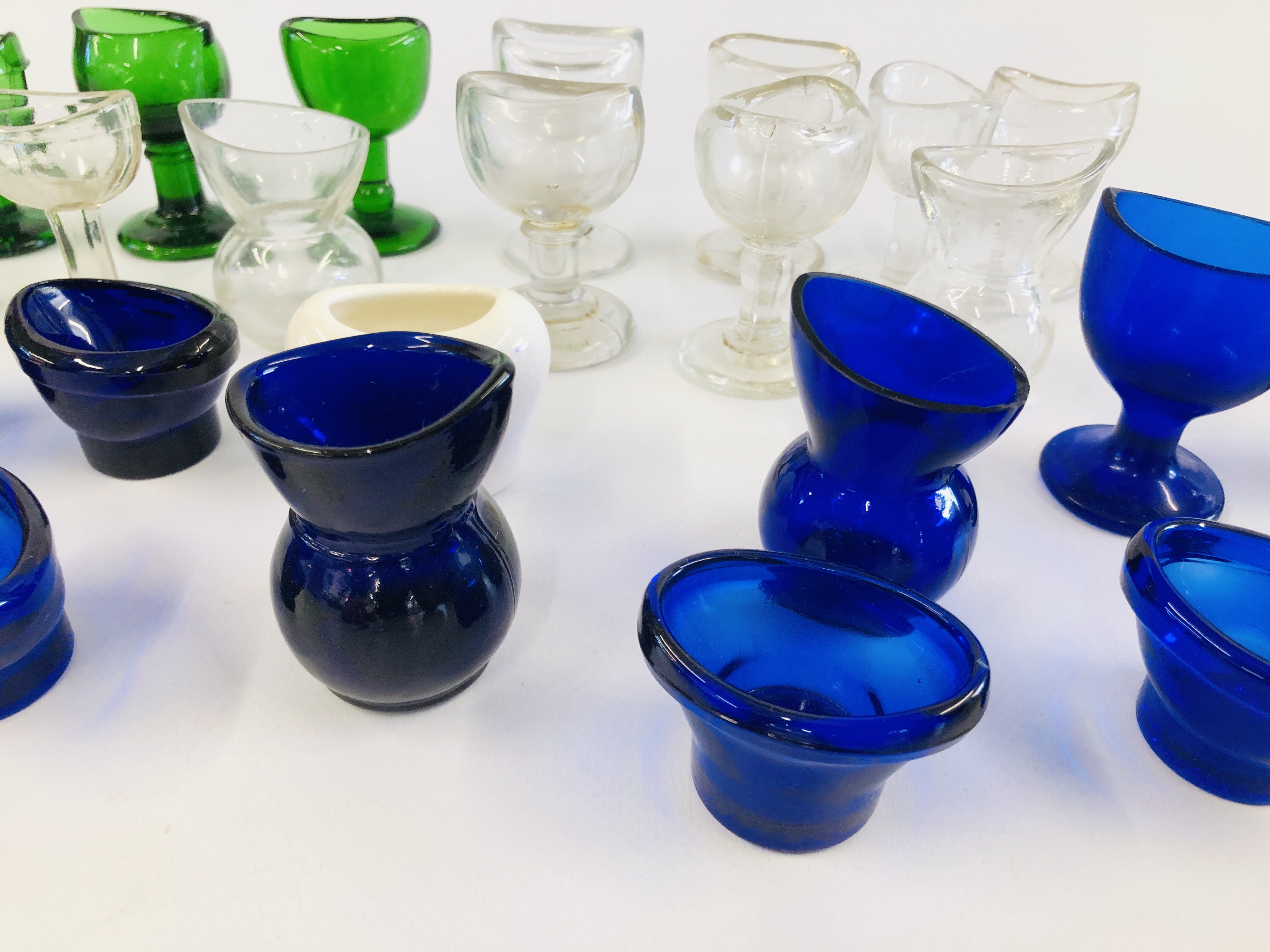 A COLLECTION OF MAINLY VINTAGE GLASS EYE BATHS TO INCLUDE CLEAR GLASS ALONG WITH BLUE AND GREEN - Image 3 of 8