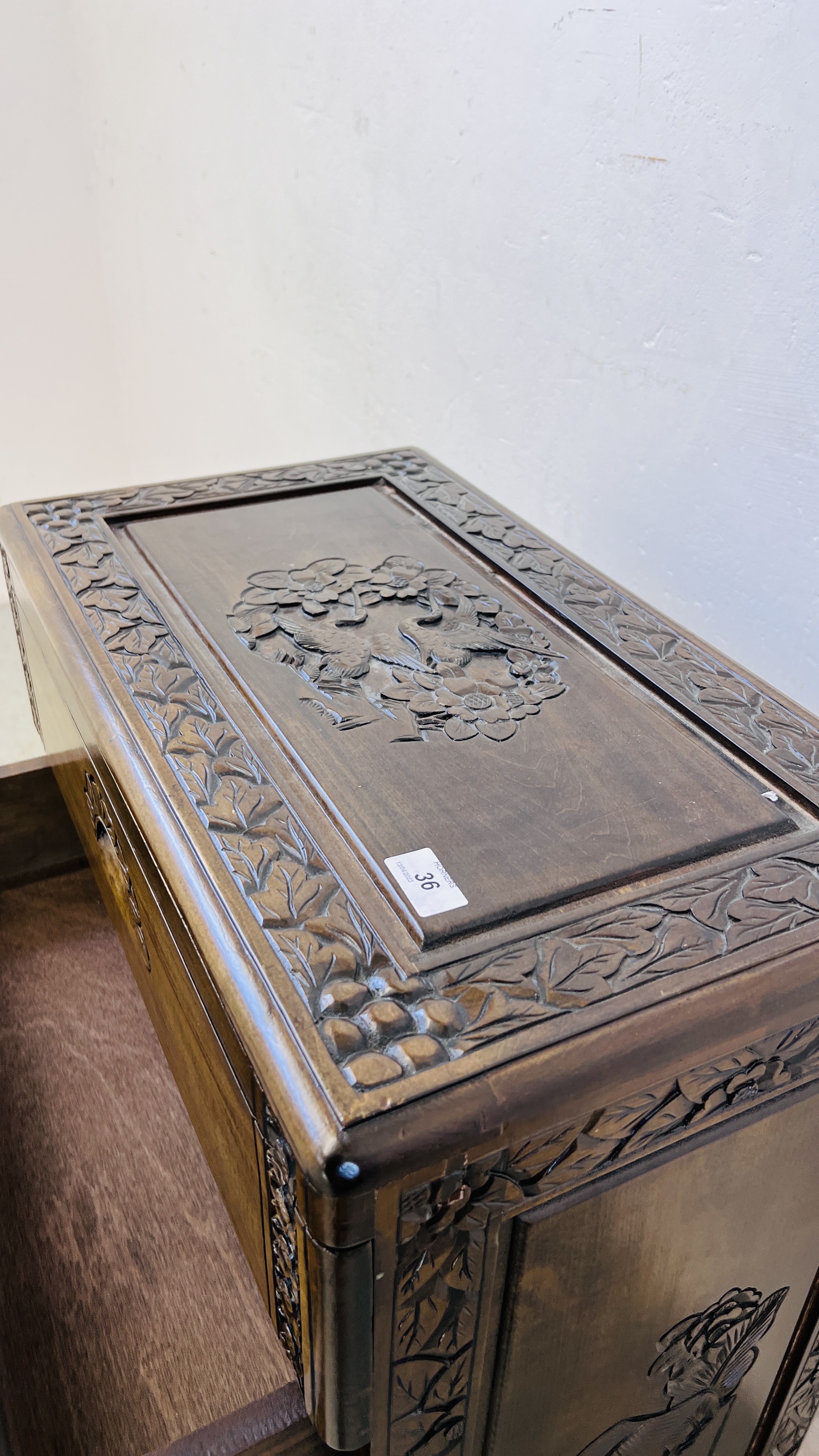 A 5 DRAWER HARDWOOD CHEST WITH A PAIR OF STALKS CARVED TO TOP AND FLORAL DECORATION CARVING - W - Image 11 of 11
