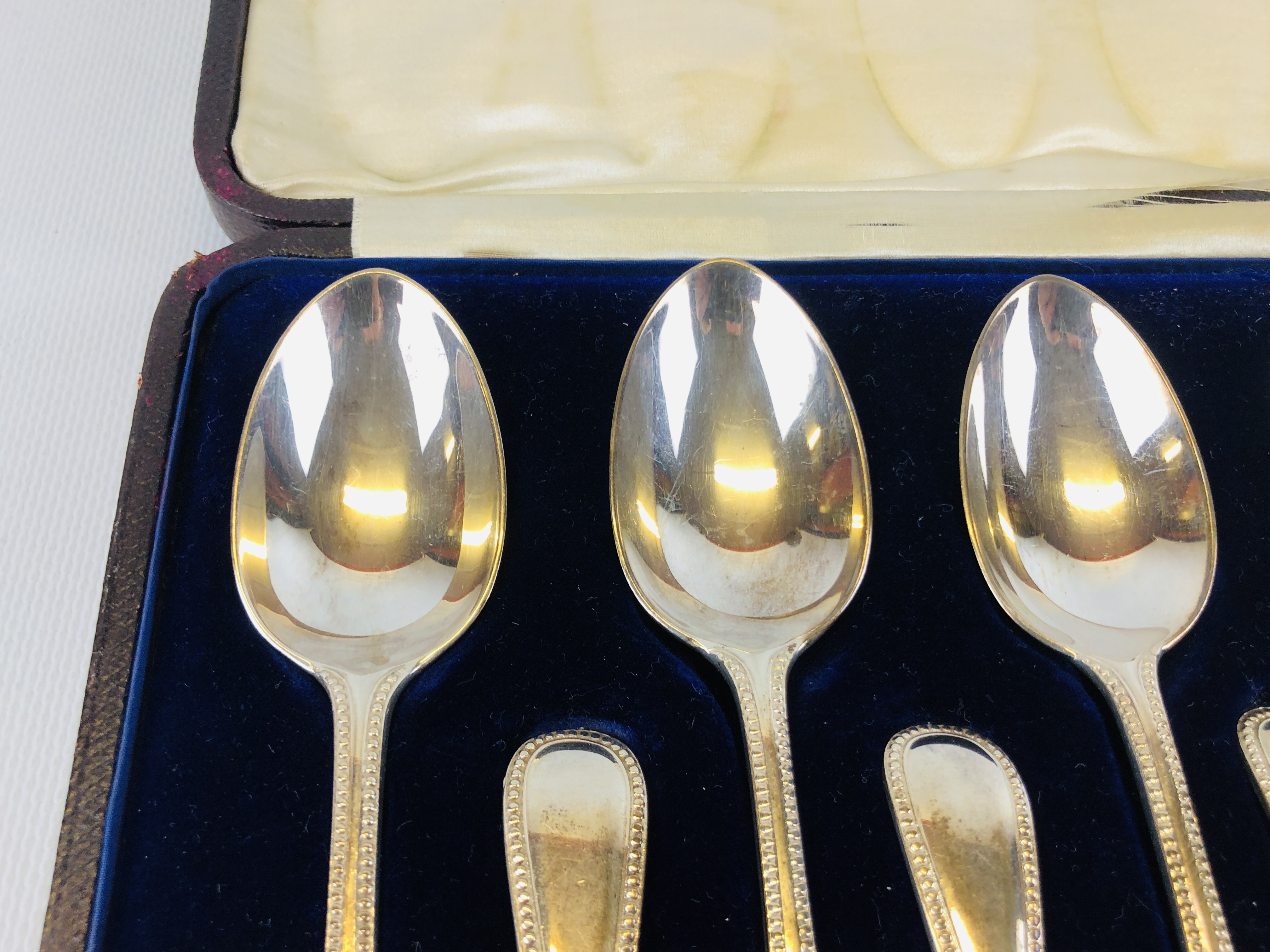 CASED SET OF 12 SILVER DESSERT SPOONS JACKSON AND FULLERTON LONDON 1965. - Image 6 of 10