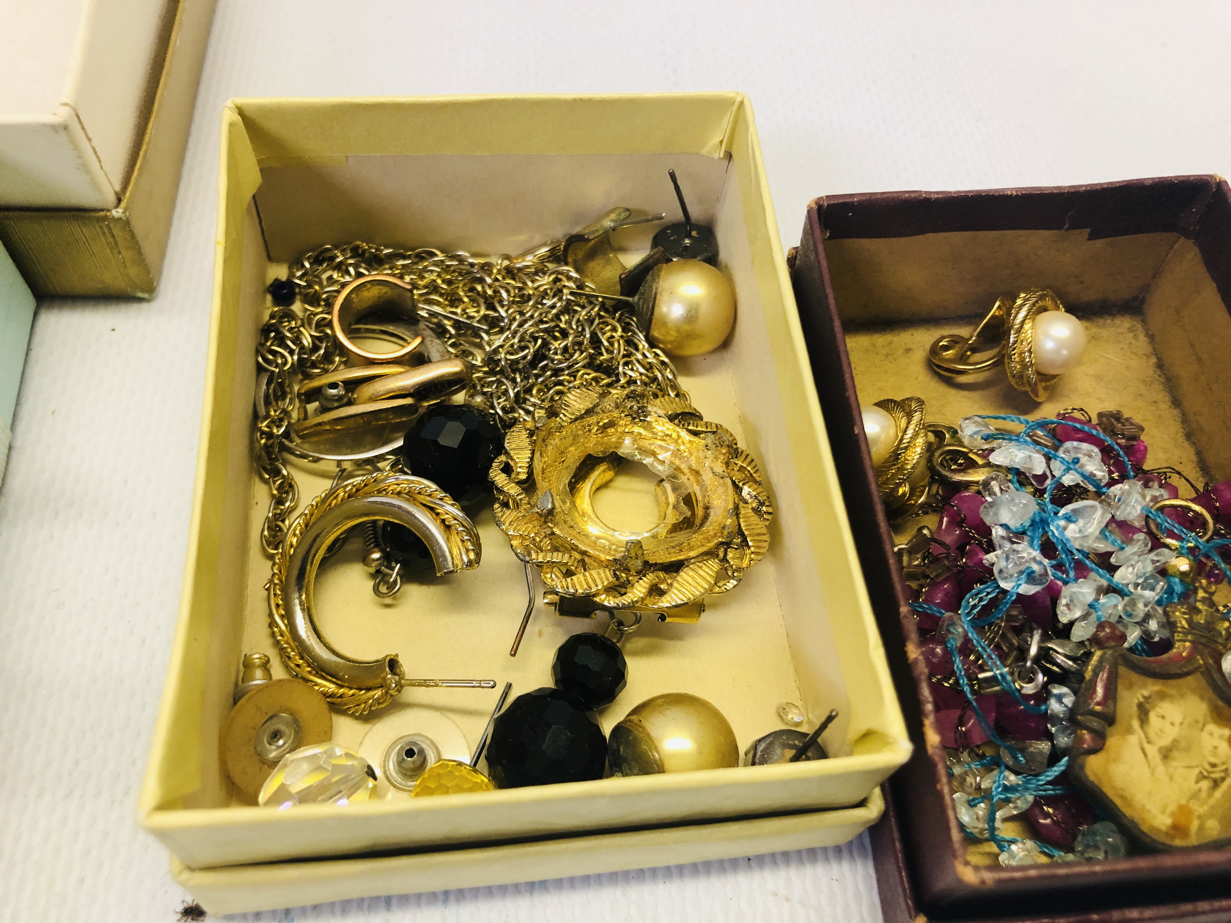 A BOX OF ASSORTED VINTAGE MODERN JEWELLERY TO INCLUDE A PAIR OF YELLOW METAL SIMULATED PEARL - Image 8 of 10