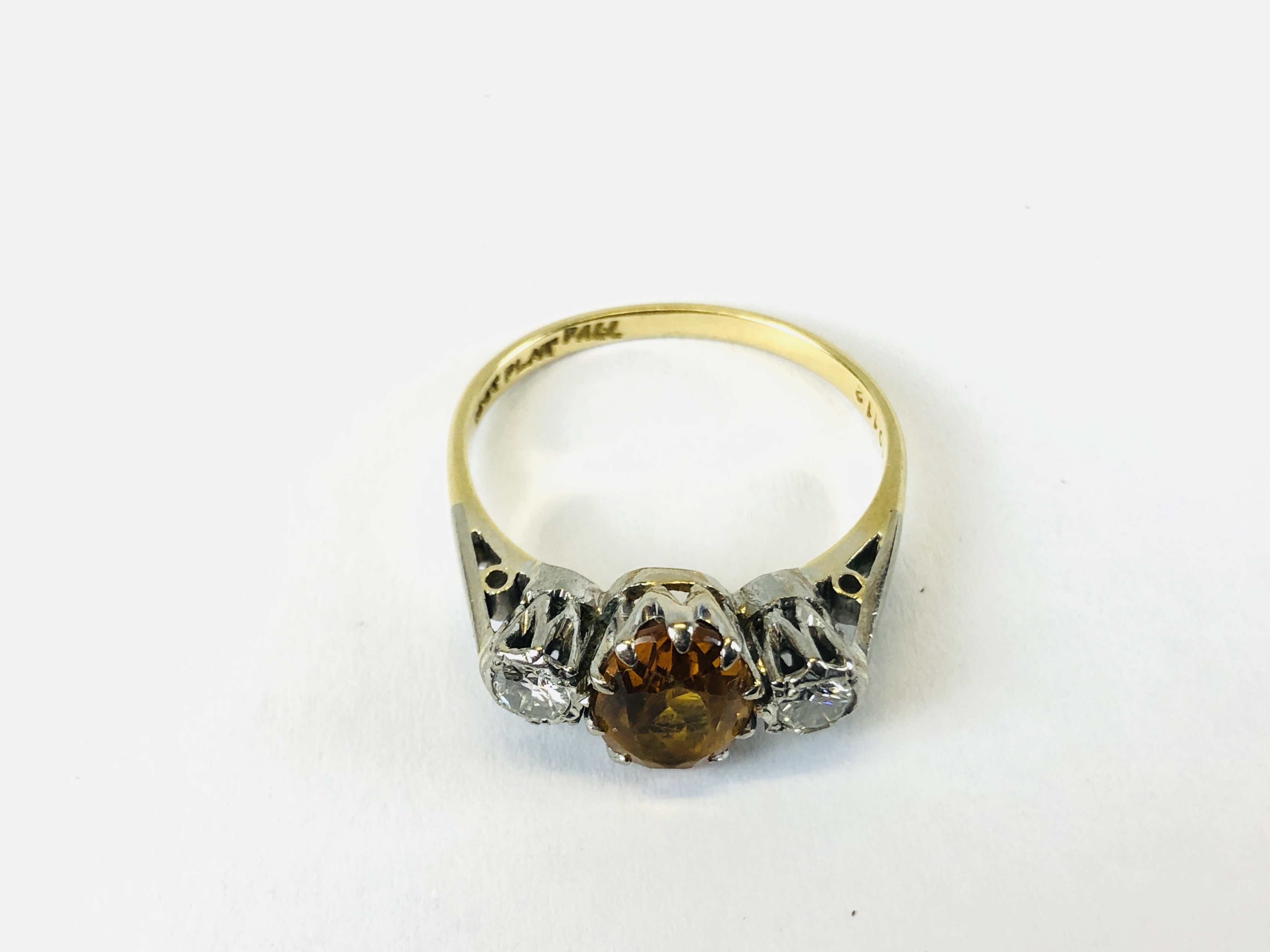 A VINTAGE RING STAMPED 18CT PLAT SET WITH A CENTRAL OVAL CITRINE, - Image 2 of 9