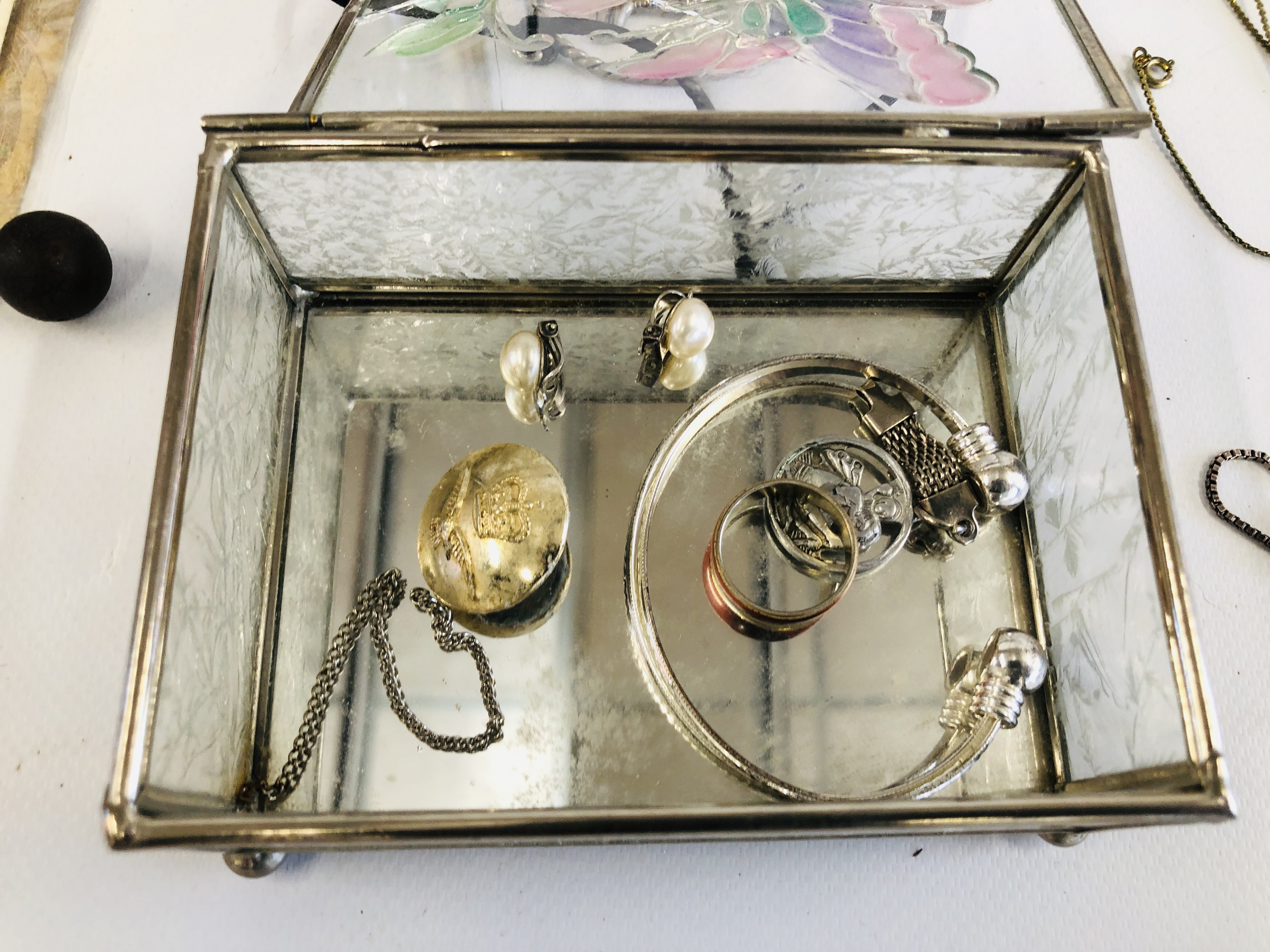 BOX OF INTERESTING ITEMS TO INCLUDE SILVER & MOTHER OF PEARL FRUIT KNIFE AND COSTUME JEWELLERY ETC. - Image 8 of 10