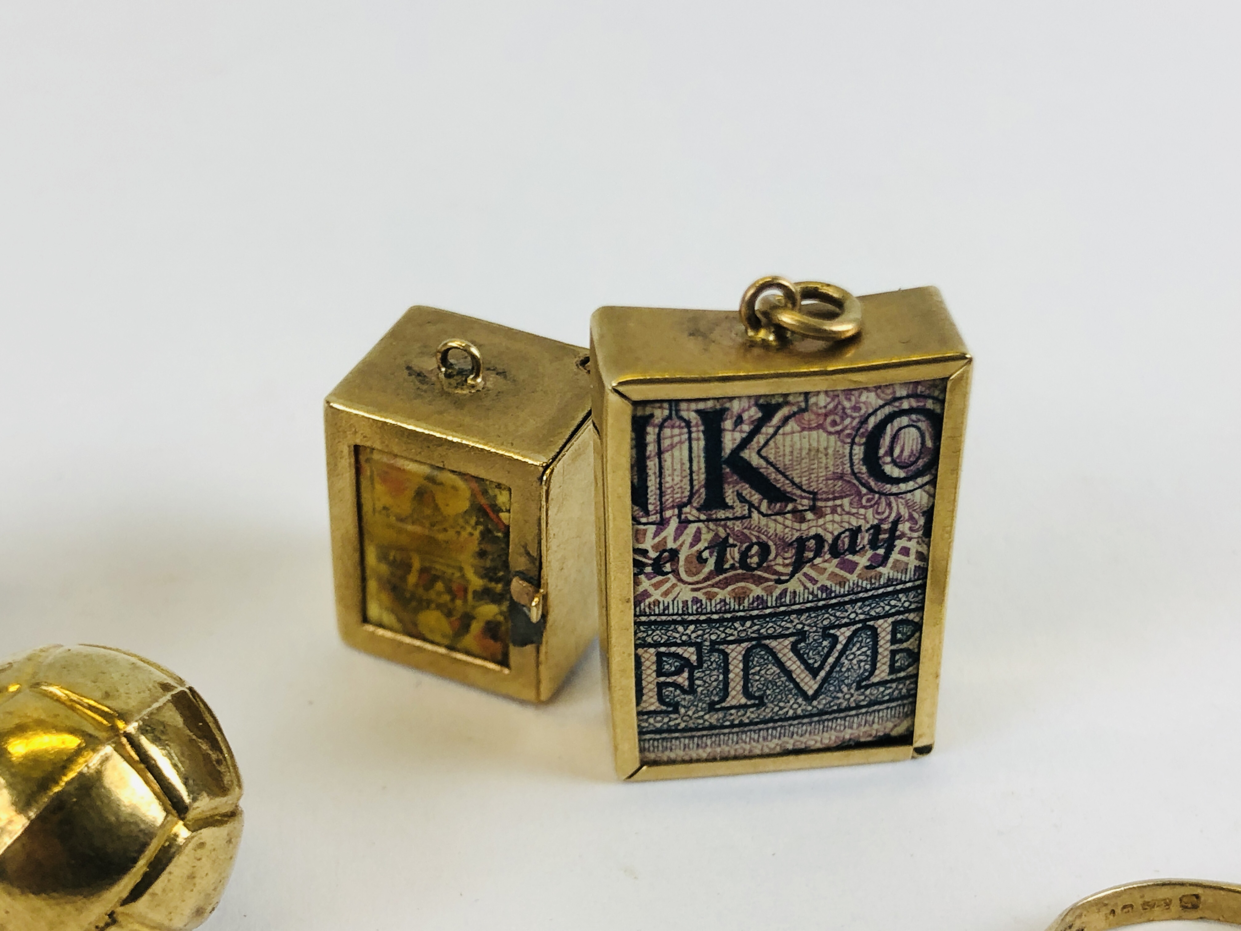 A COLLECTION OF 5 ASSORTED 9CT GOLD CHARMS - Image 5 of 10
