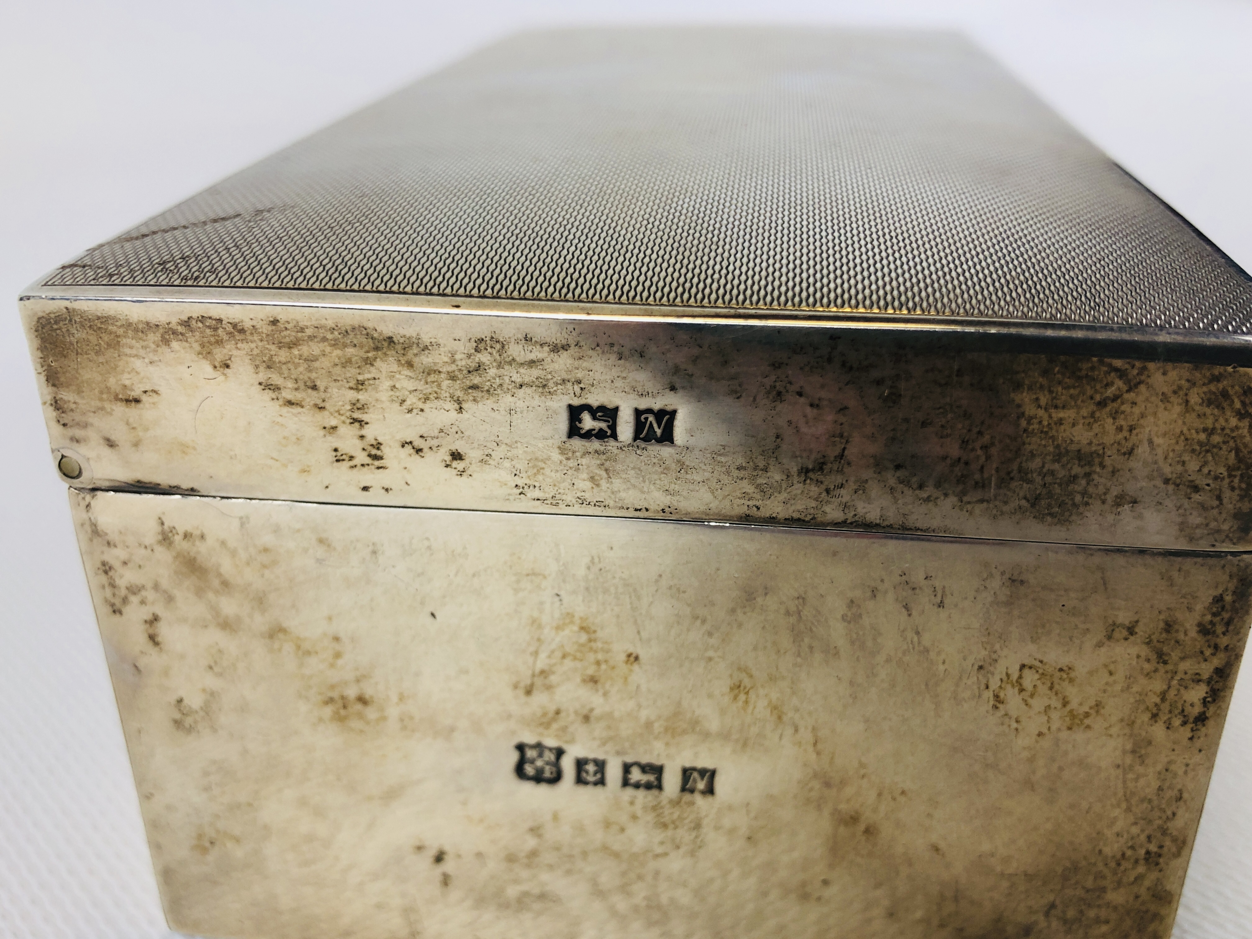 A SILVER CIGARETTE BOX, THE TOP WITH ENGINE TURNED FINISH, UN-ENGRAVED BIRMINGHAM ASSAY, - Image 3 of 11