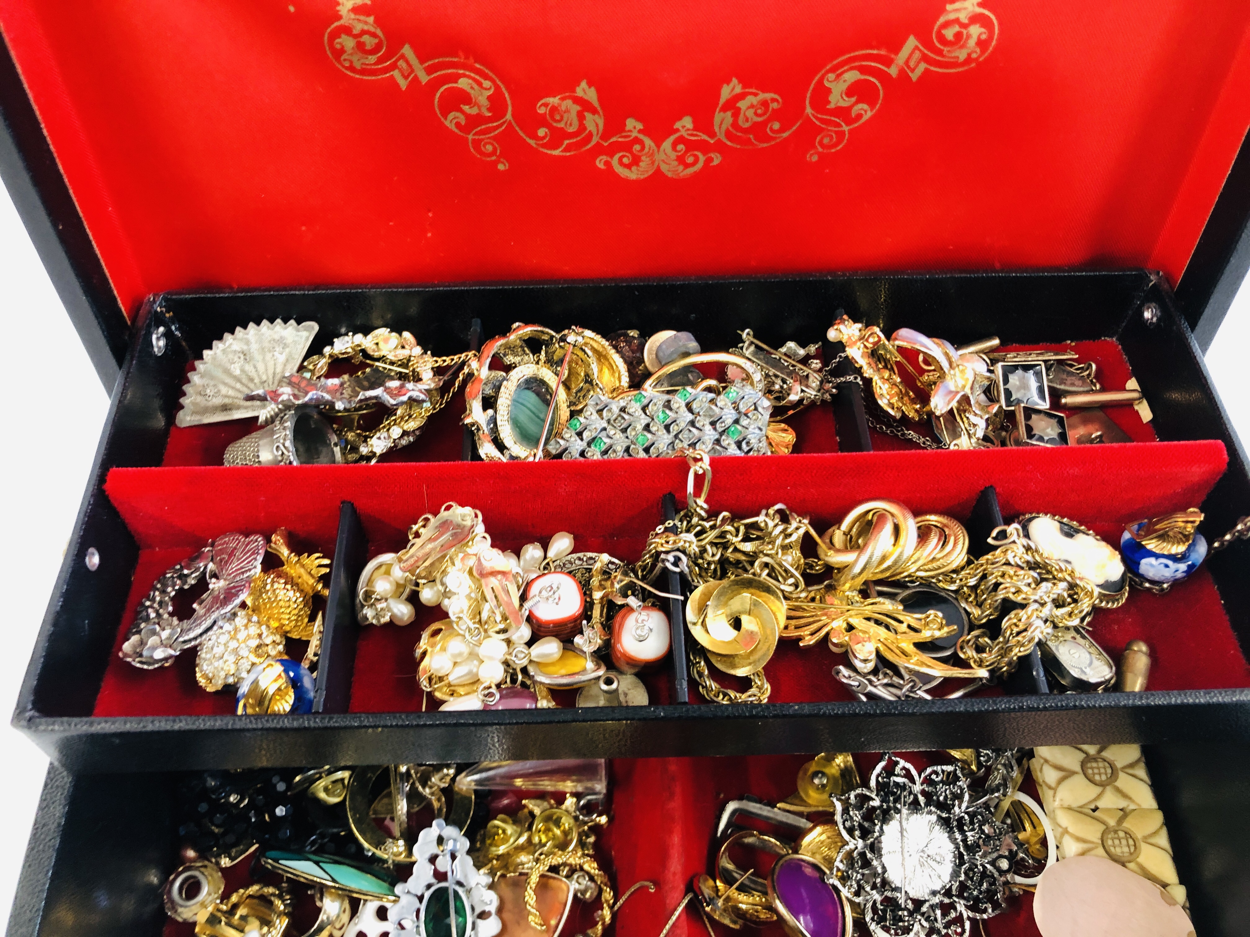 A JEWELLERY BOX CONTAINING A QUANTITY OF COSTUME JEWELLERY TO INCLUDE BROOCHES, BANGLES, - Image 9 of 9