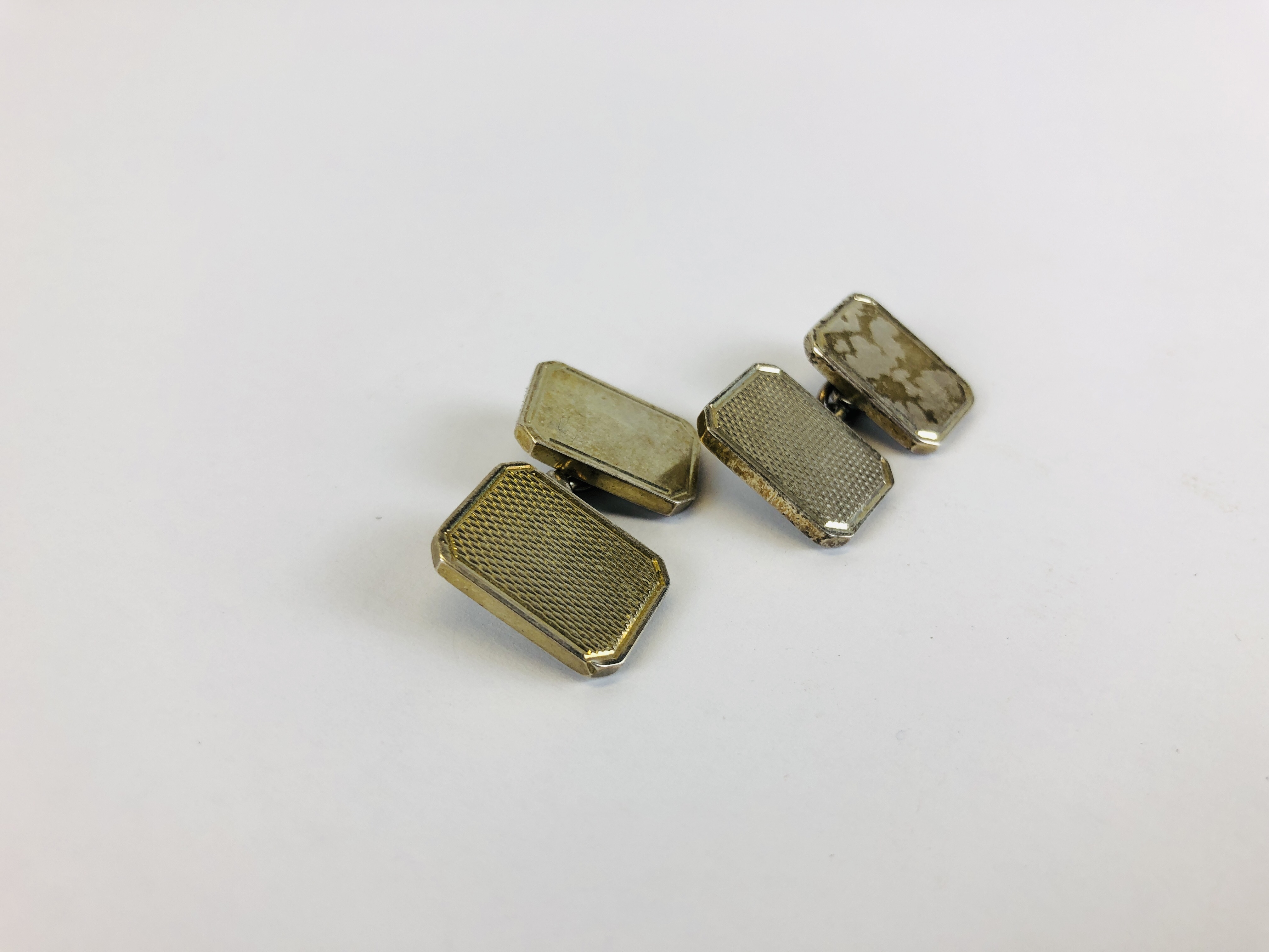 A PAIR OF VINTAGE SILVER CUFFLINKS - Image 2 of 6