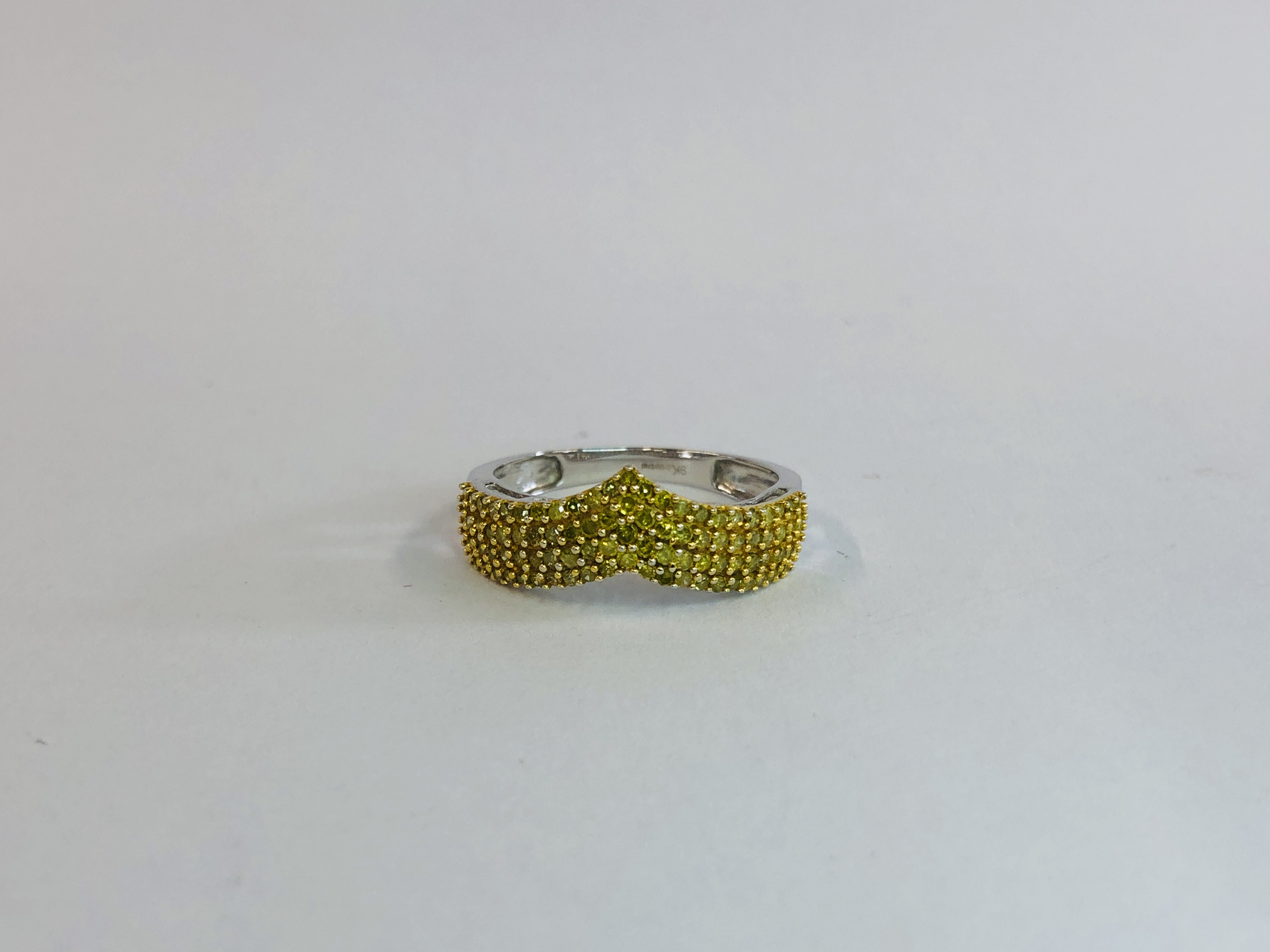 AN UNUSUAL DESIGNER 9CT WHITE GOLD WISHBONE RING SET WITH YELLOW DIAMONDS.