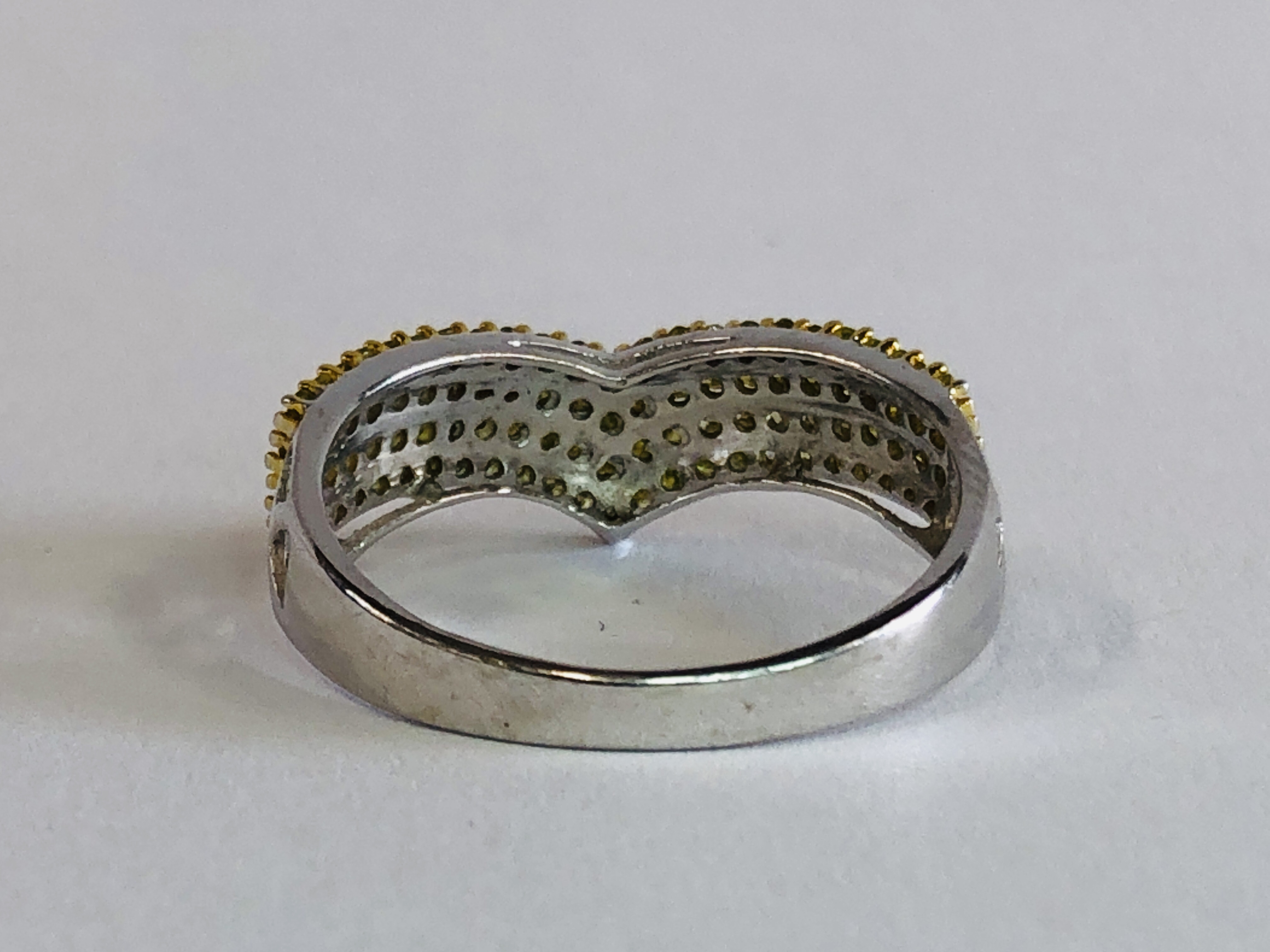 AN UNUSUAL DESIGNER 9CT WHITE GOLD WISHBONE RING SET WITH YELLOW DIAMONDS. - Image 5 of 7