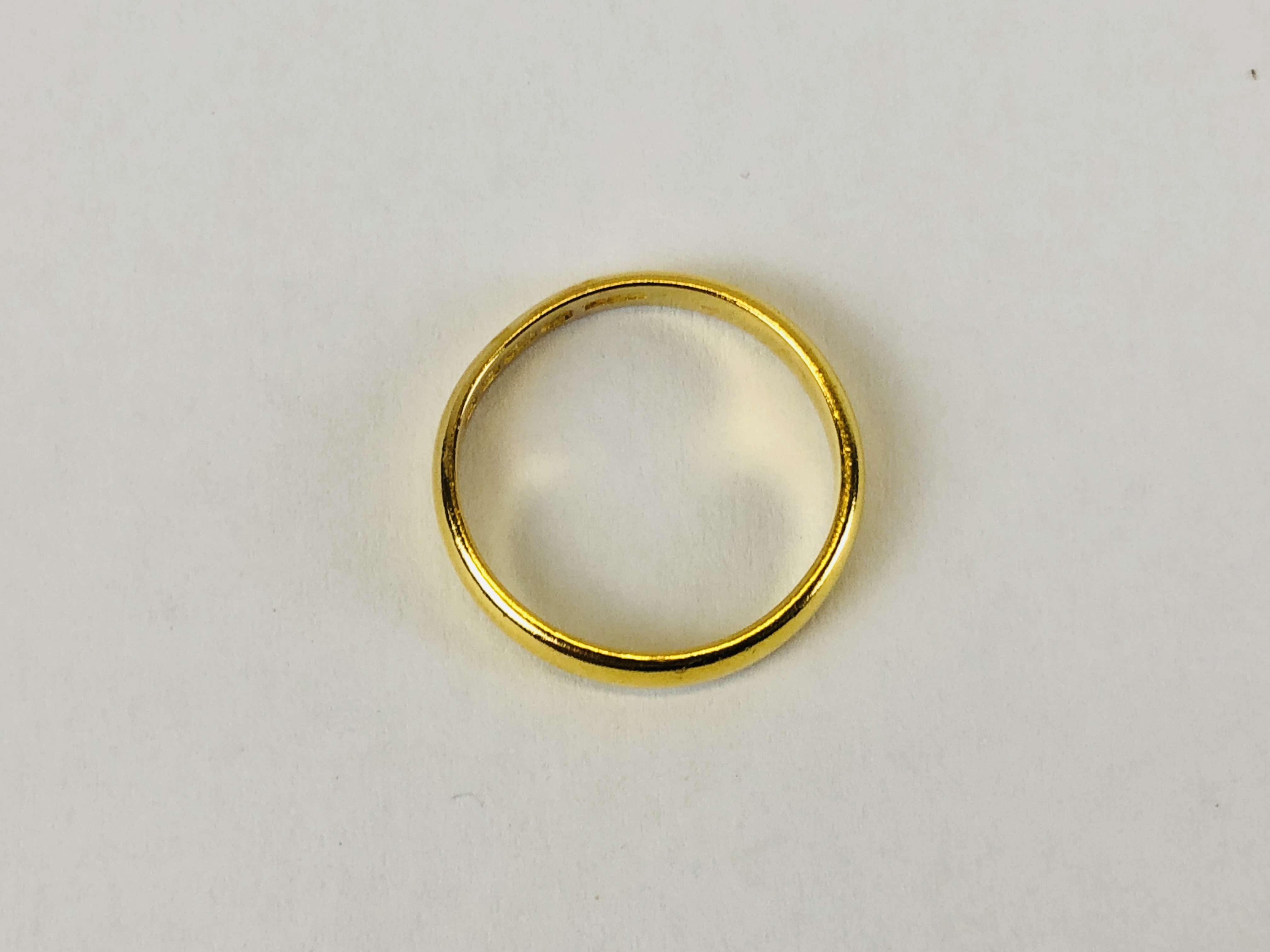 A 22CT GOLD WEDDING BAND. - Image 2 of 6