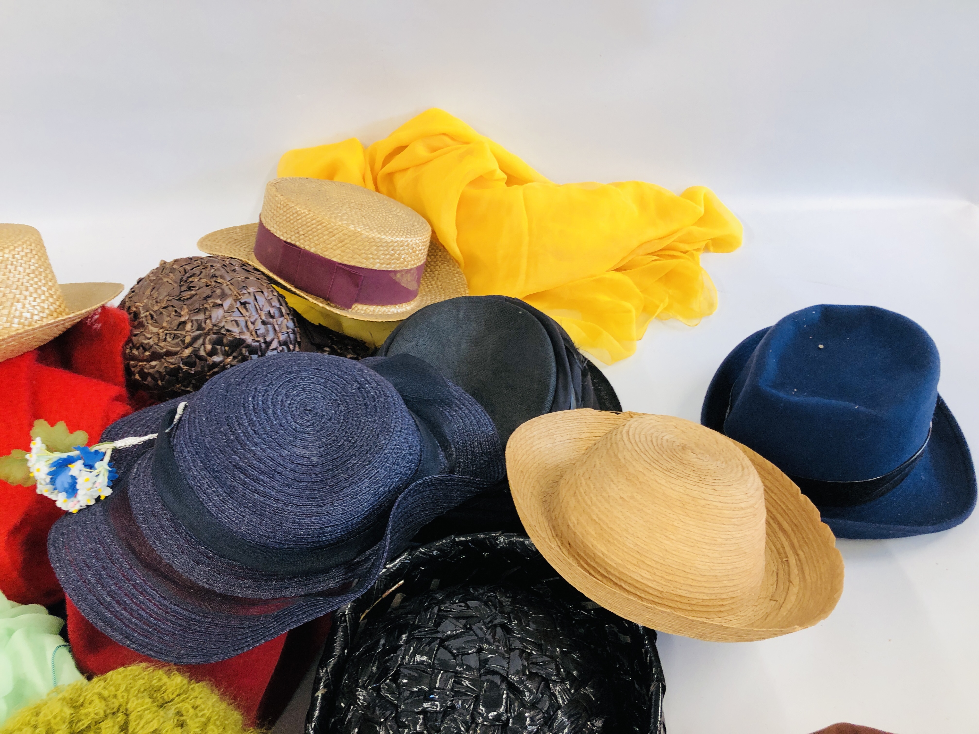 AN EXTENSIVE COLLECTION OF VINTAGE HATS IN TWO BOXES TO INCLUDE STRAW, FEATHER DECORATED ETC. - Image 6 of 8