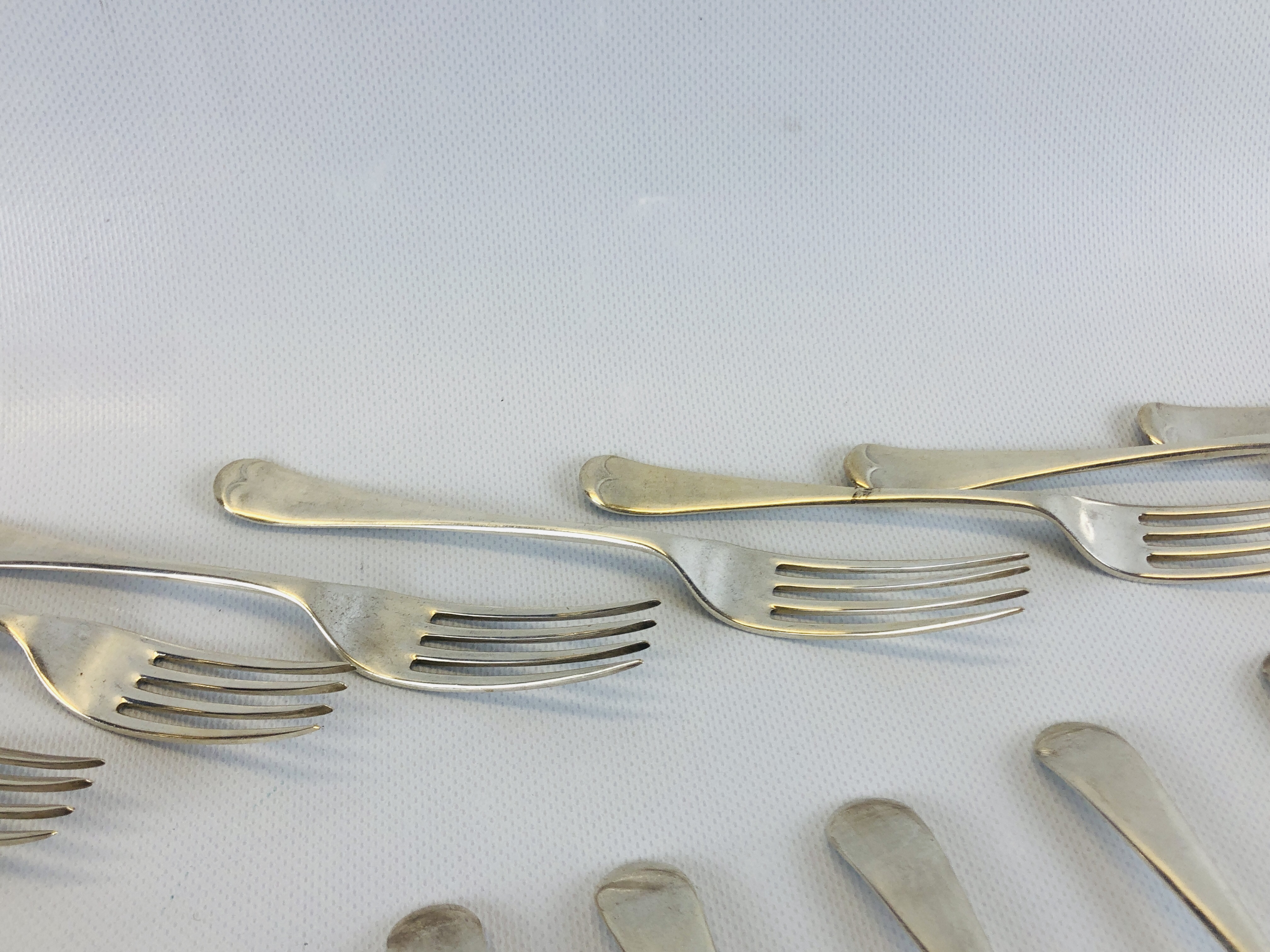 AN OLD ENGLISH PATTERN SILVER CANTEEN: 12 SERVING SPOONS, 12 DESSERT SPOONS, 12 TABLE FORKS, - Image 7 of 15