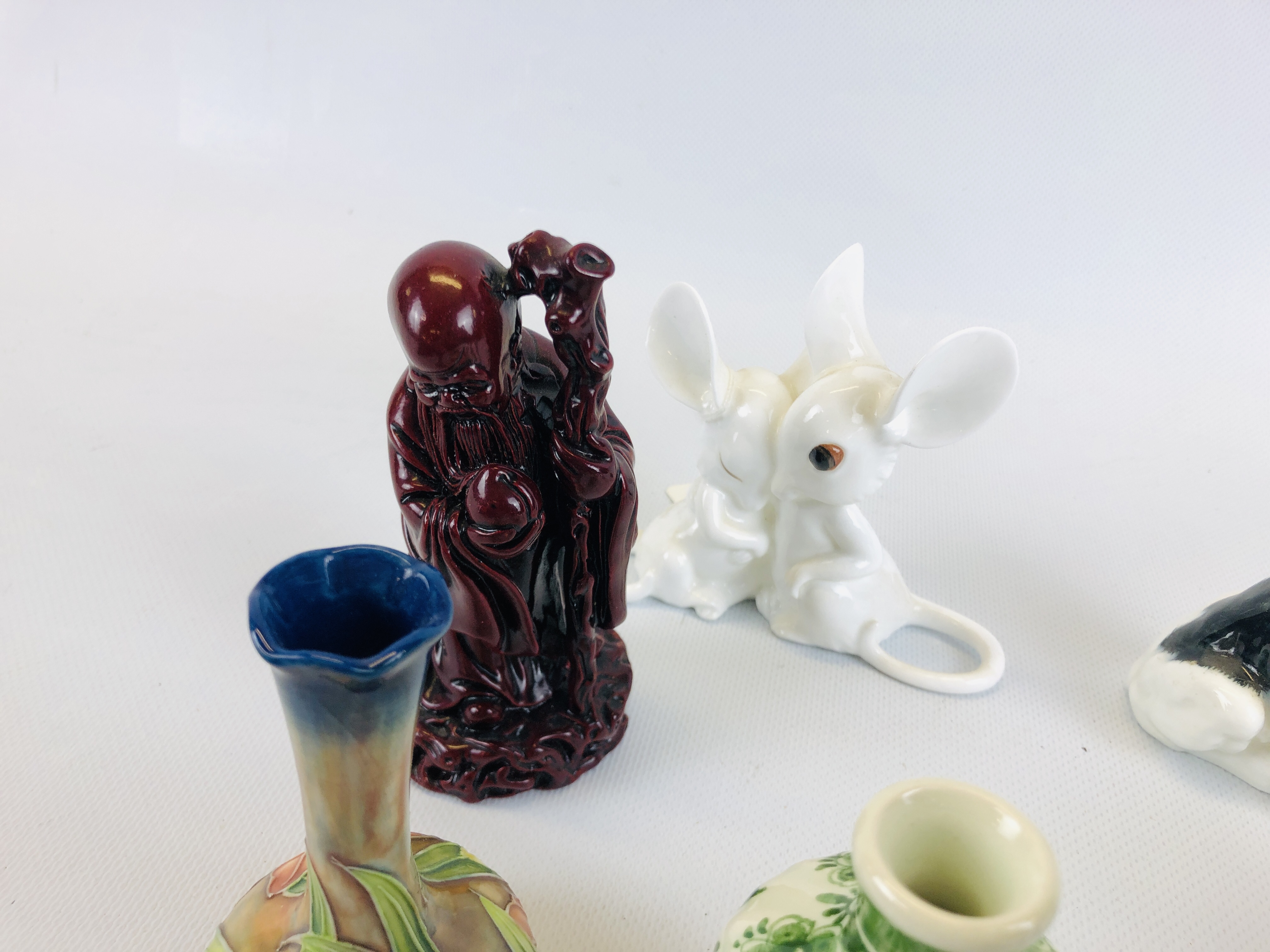 A GROUP OF CHINA & PORCELAIN CABINET COLLECTIBLES TO INCLUDE WADE, ROYAL OSBORNE MICE, - Image 7 of 10