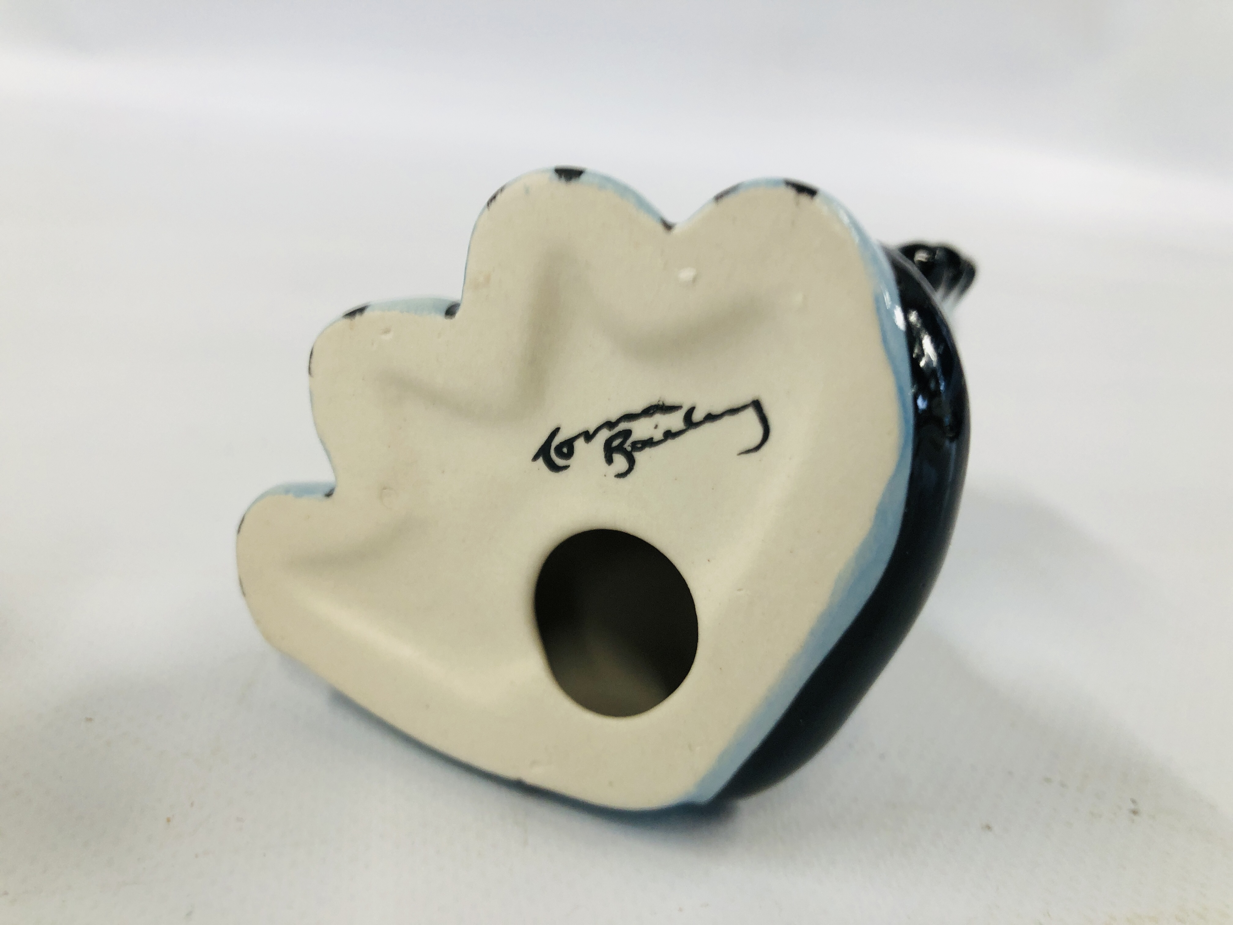 TWO LORNA BAILEY CAT ORNAMENTS FRANKIE AND KNAHASA H 13CM BEARING SIGNATURES. - Image 6 of 6