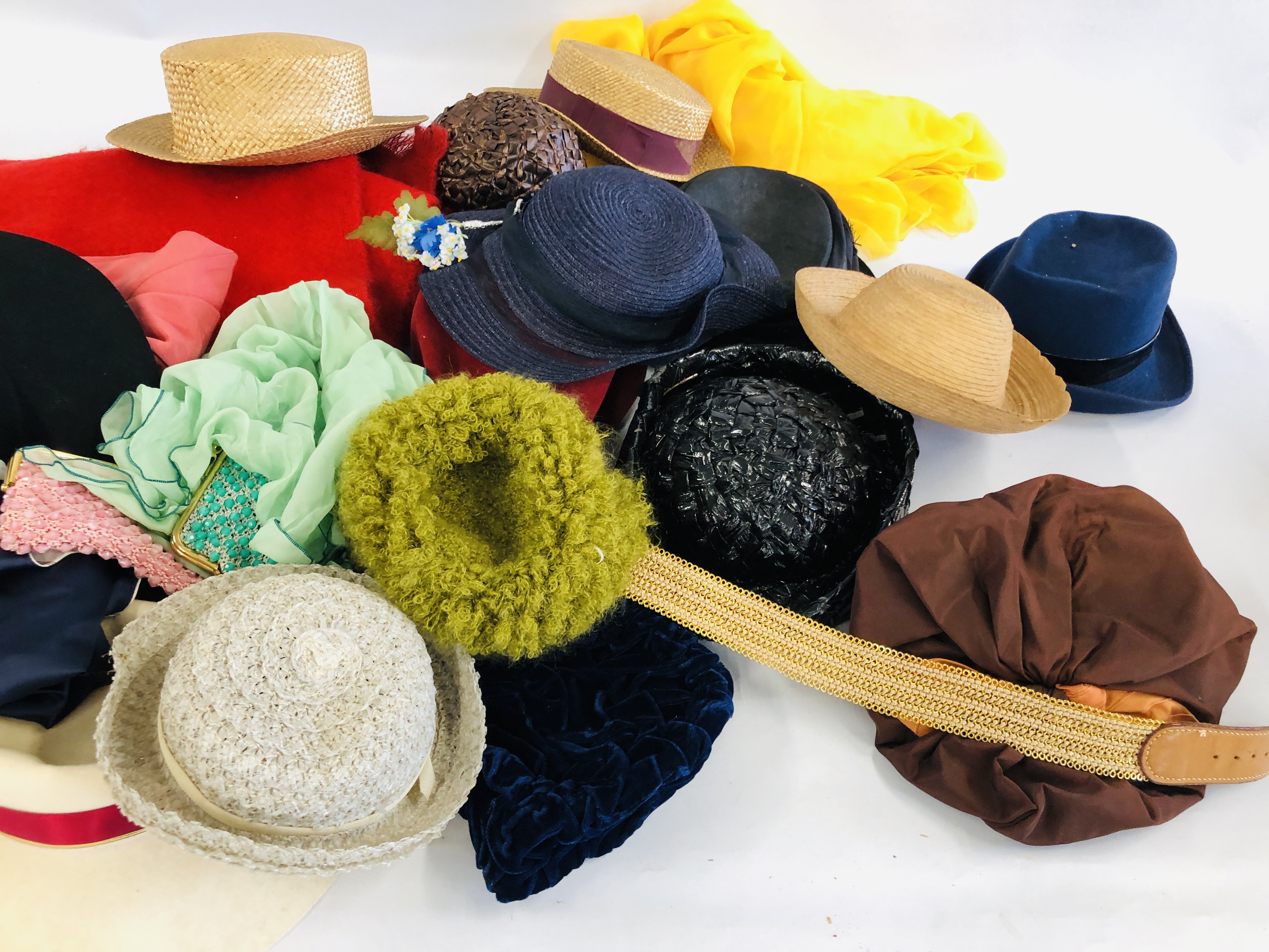 AN EXTENSIVE COLLECTION OF VINTAGE HATS IN TWO BOXES TO INCLUDE STRAW, FEATHER DECORATED ETC. - Image 7 of 8