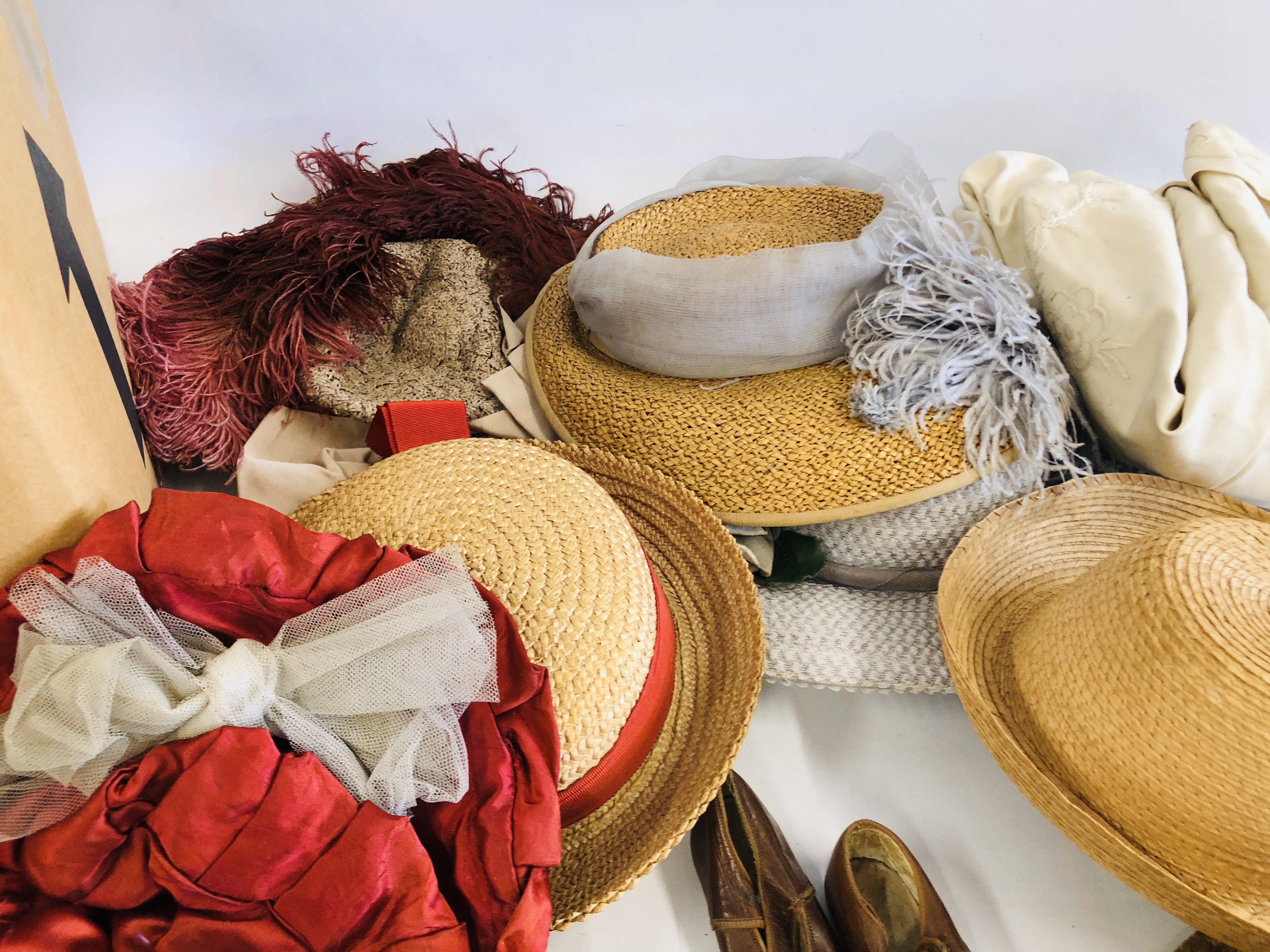 AN EXTENSIVE COLLECTION OF VINTAGE HATS IN TWO BOXES TO INCLUDE STRAW, FEATHER DECORATED ETC. - Image 3 of 8