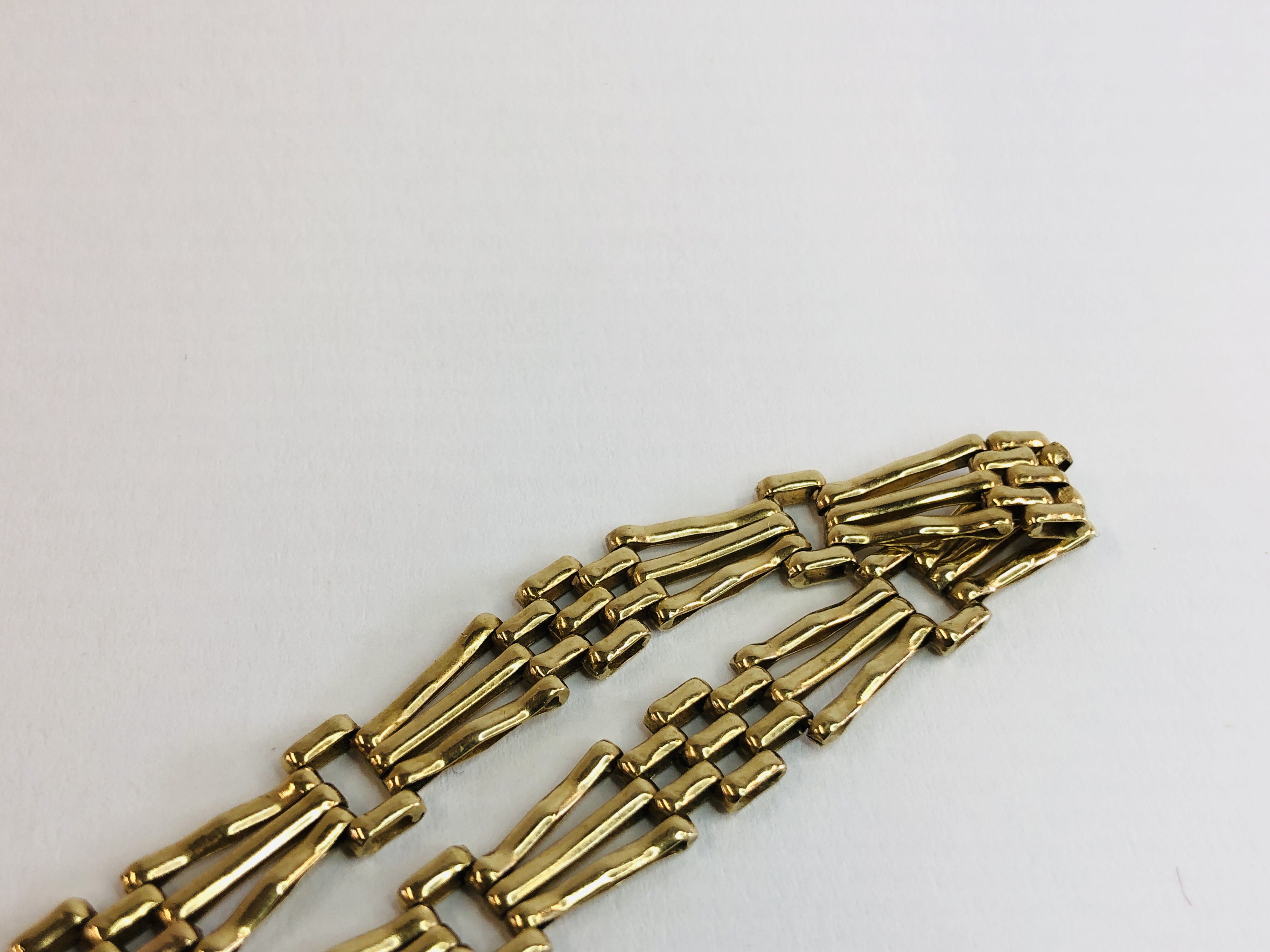 A 9CT GOLD 3 BAR GATE BRACELET AND PADLOCK CLASP - Image 4 of 8