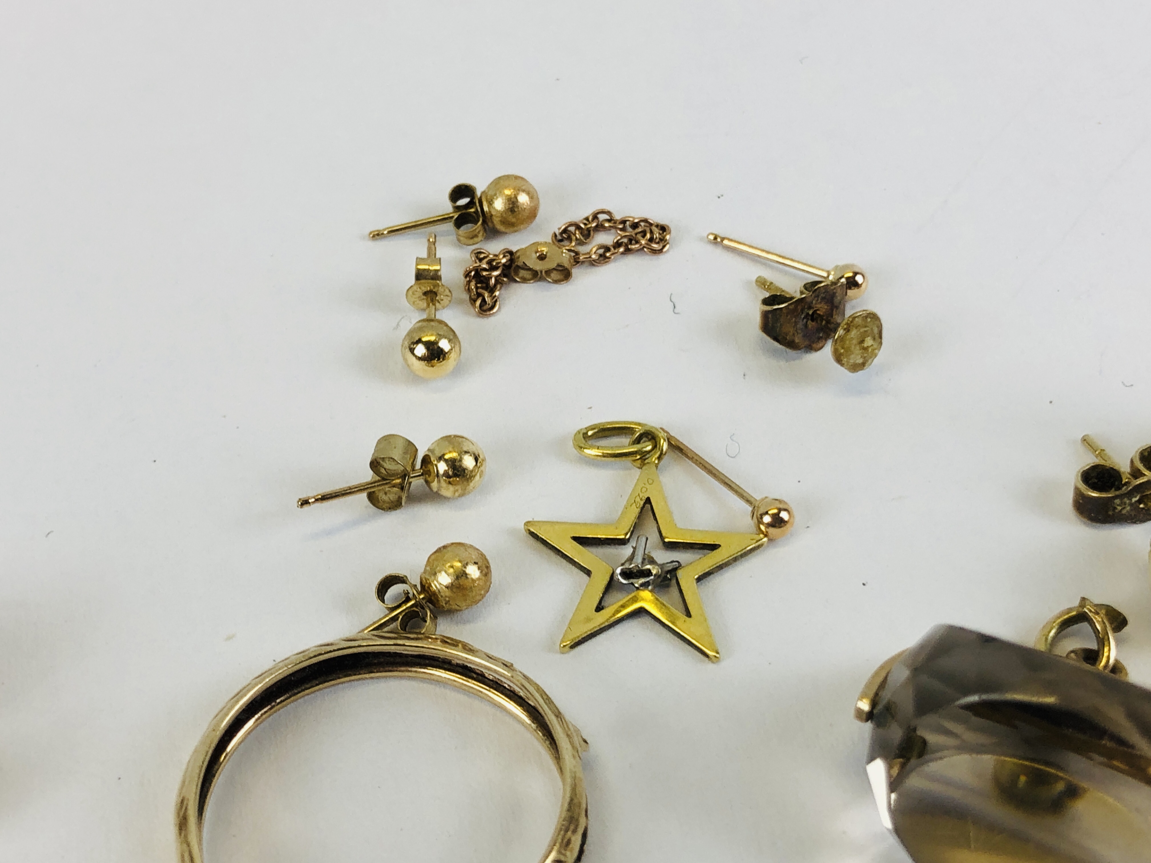 A COLLECTION OF YELLOW METAL & 9CT GOLD STUD & HOOP EARRINGS, RING & PENDANT ETC. - Image 10 of 12