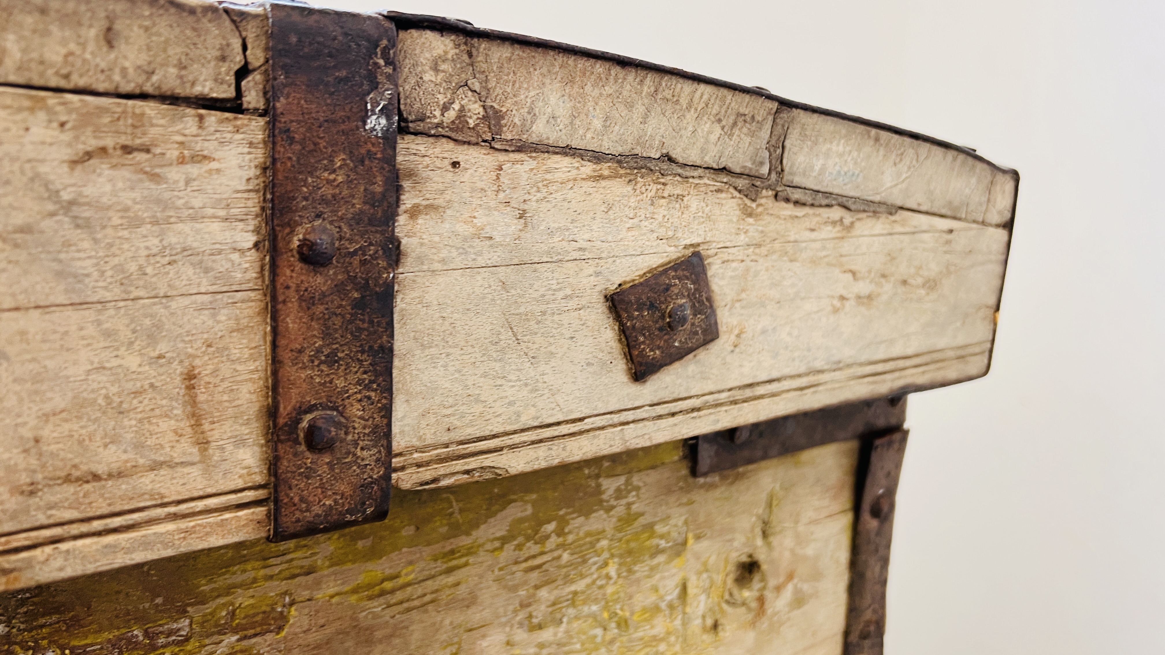 AN EXTREMELY LARGE RAJASTHANI 19th CENTURY DOWRY CHEST - 158CM W X 81CM D X 123CM H. - Image 19 of 30