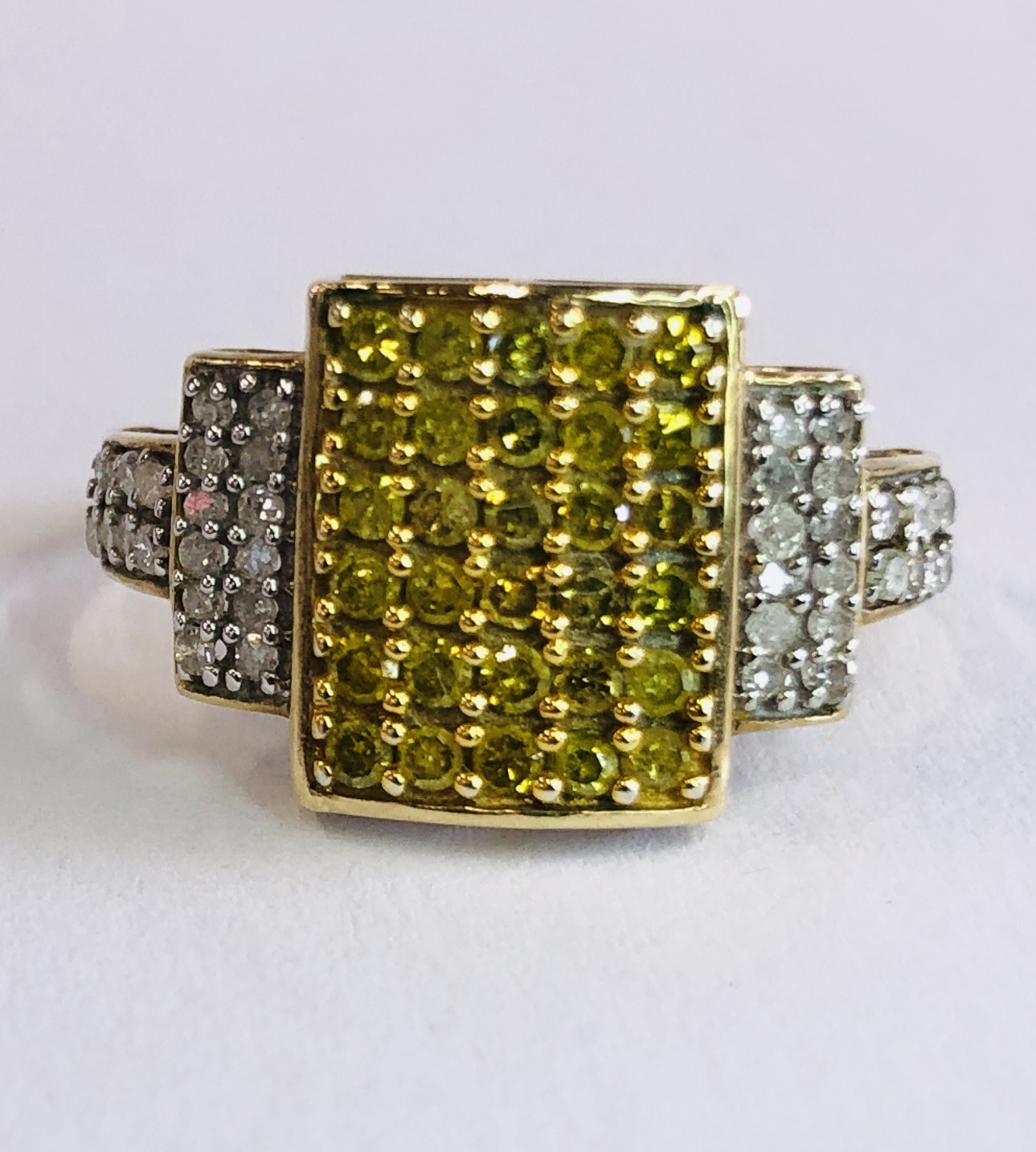 AN UNUSUAL DESIGNER 9CT GOLD RING SET WITH CENTRAL YELLOW DIAMONDS AND WHITE DIAMOND SHOULDERS.