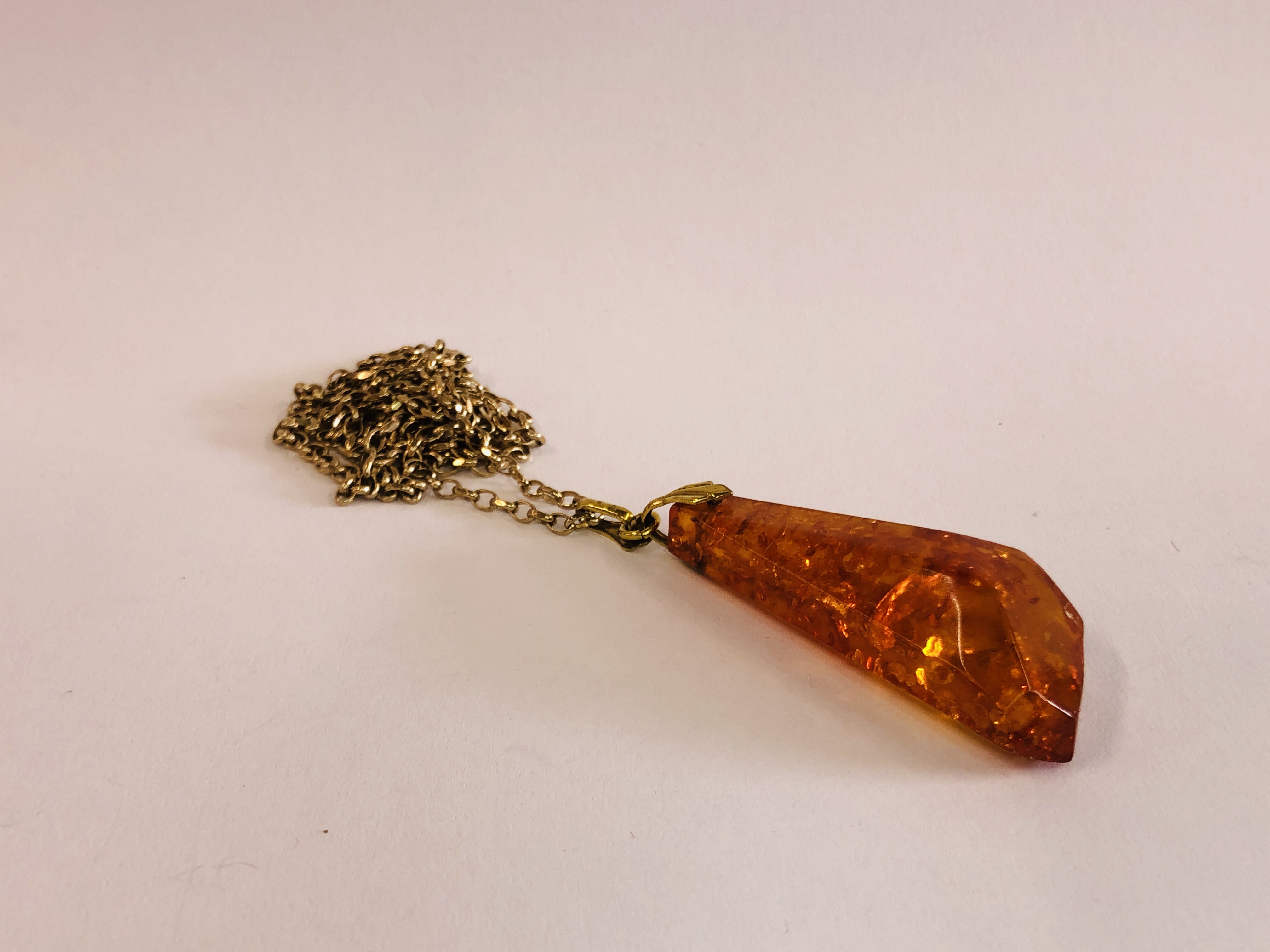 A 9CT GOLD BELCHER CHAIN ALONG WITH AN AMBER TYPE PENDANT L 70CM.