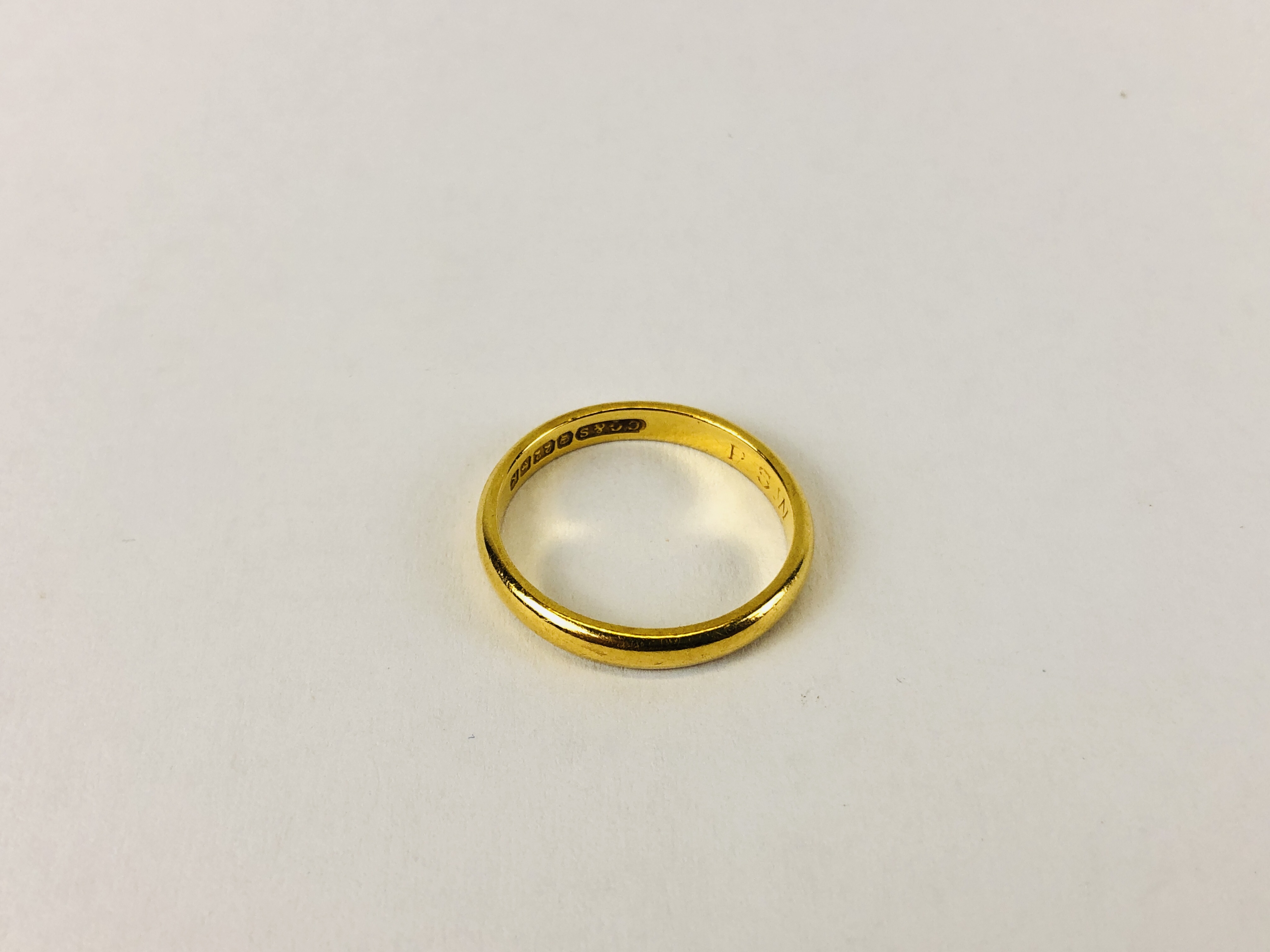 A 22CT GOLD WEDDING BAND. - Image 2 of 7