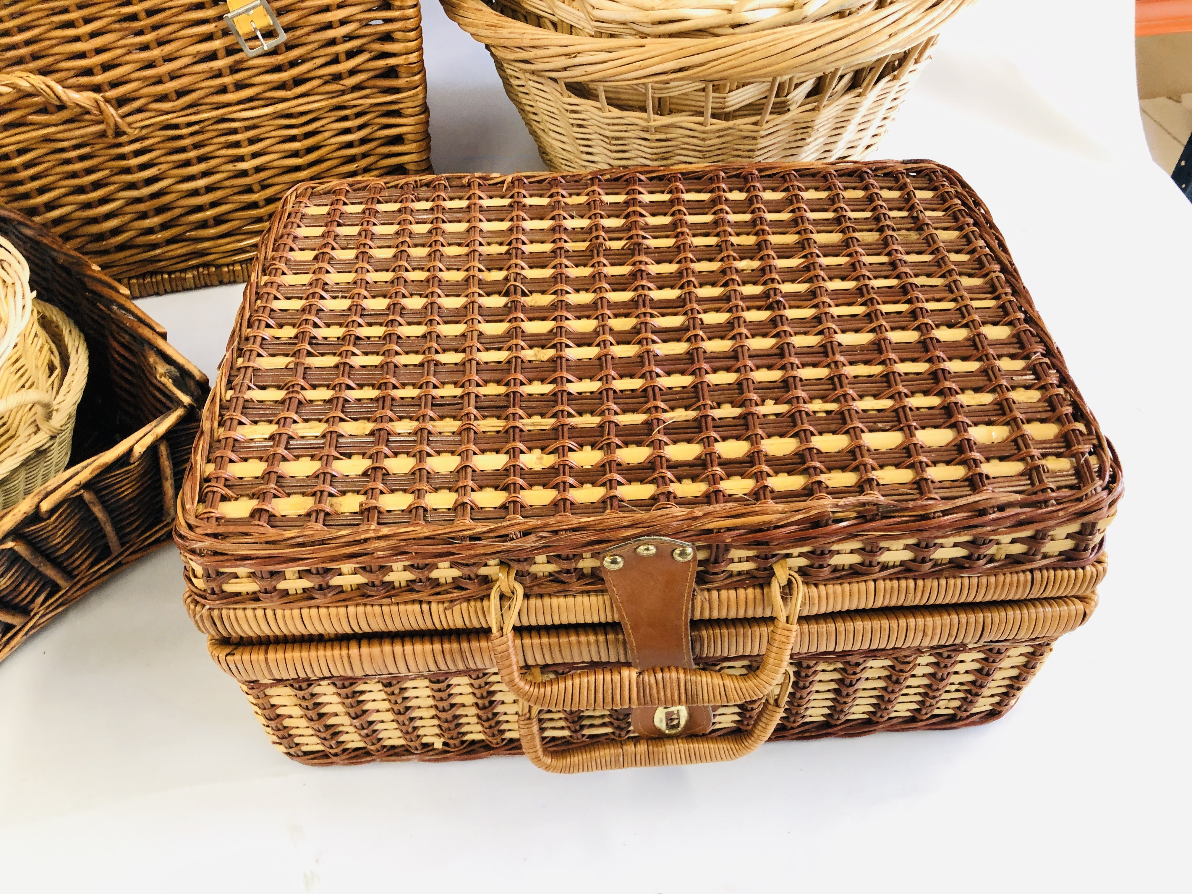 A COLLECTION OF 12 WICKER BASKETS AND HAMPERS ALONG WITH A FURTHER INCOMPLETE PICNIC HAMPER. - Image 2 of 6