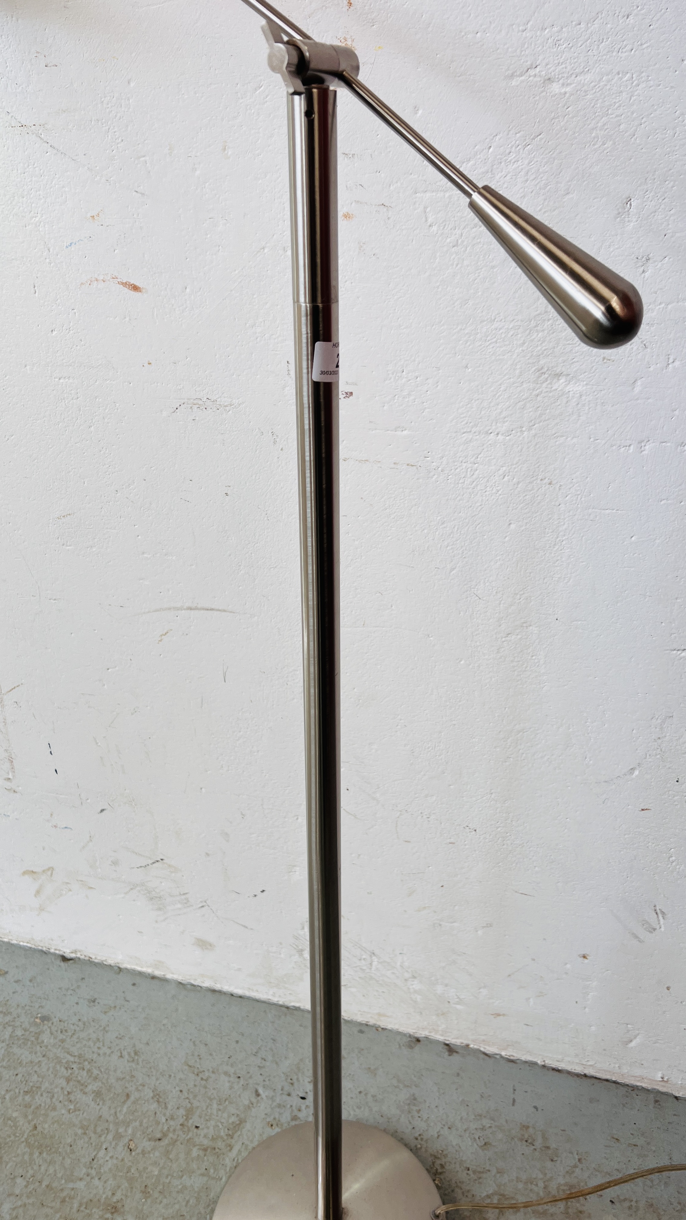 A MODERN STAINLESS FINISH ADJUSTABLE READING LIGHT - SOLD AS SEEN. - Image 4 of 5