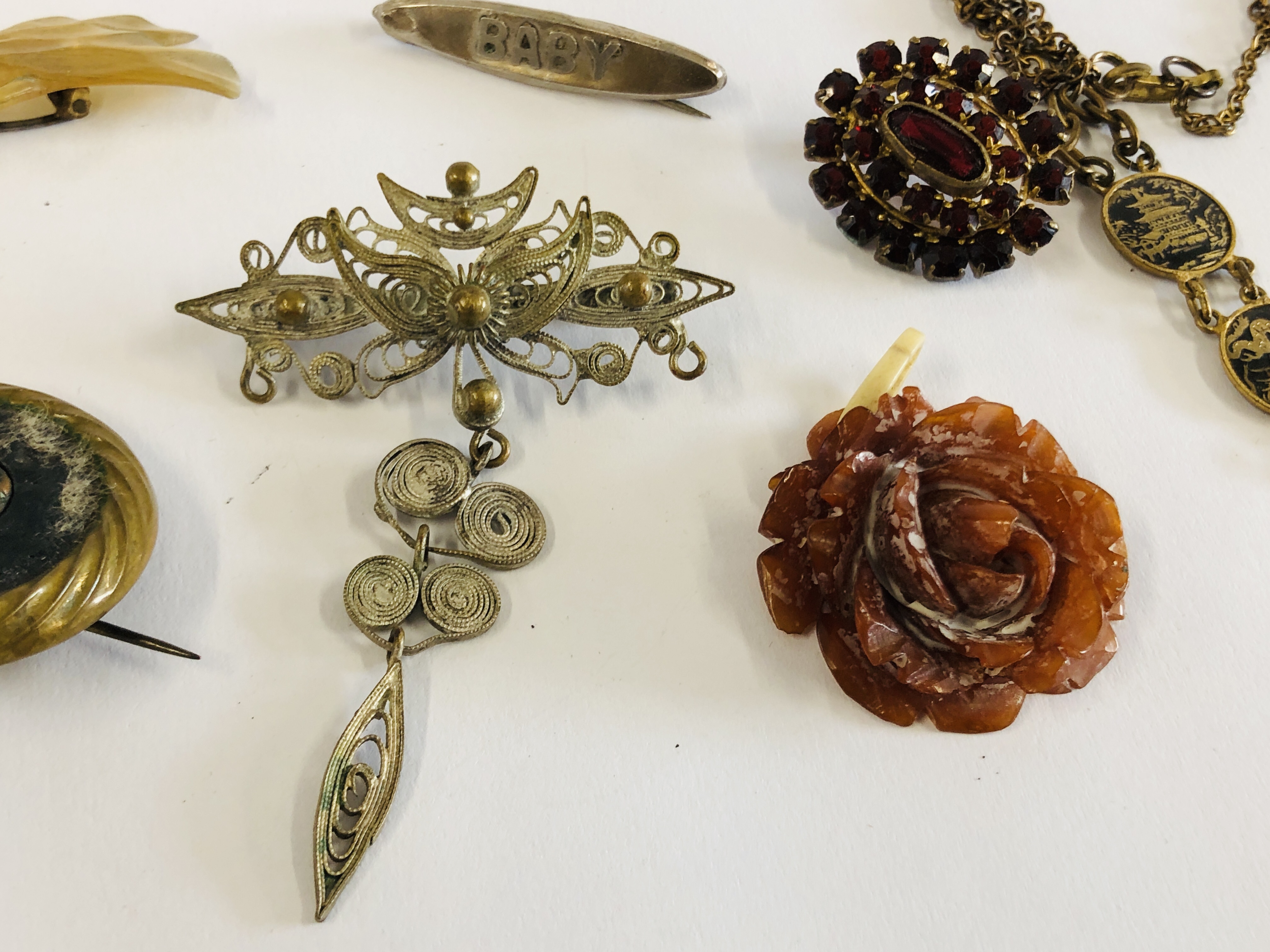 A GROUP OF ASSORTED VINTAGE BROOCHES AND JEWELLERY TO INCLUDE A HORN DRAGONFLY ETC. - Image 5 of 9