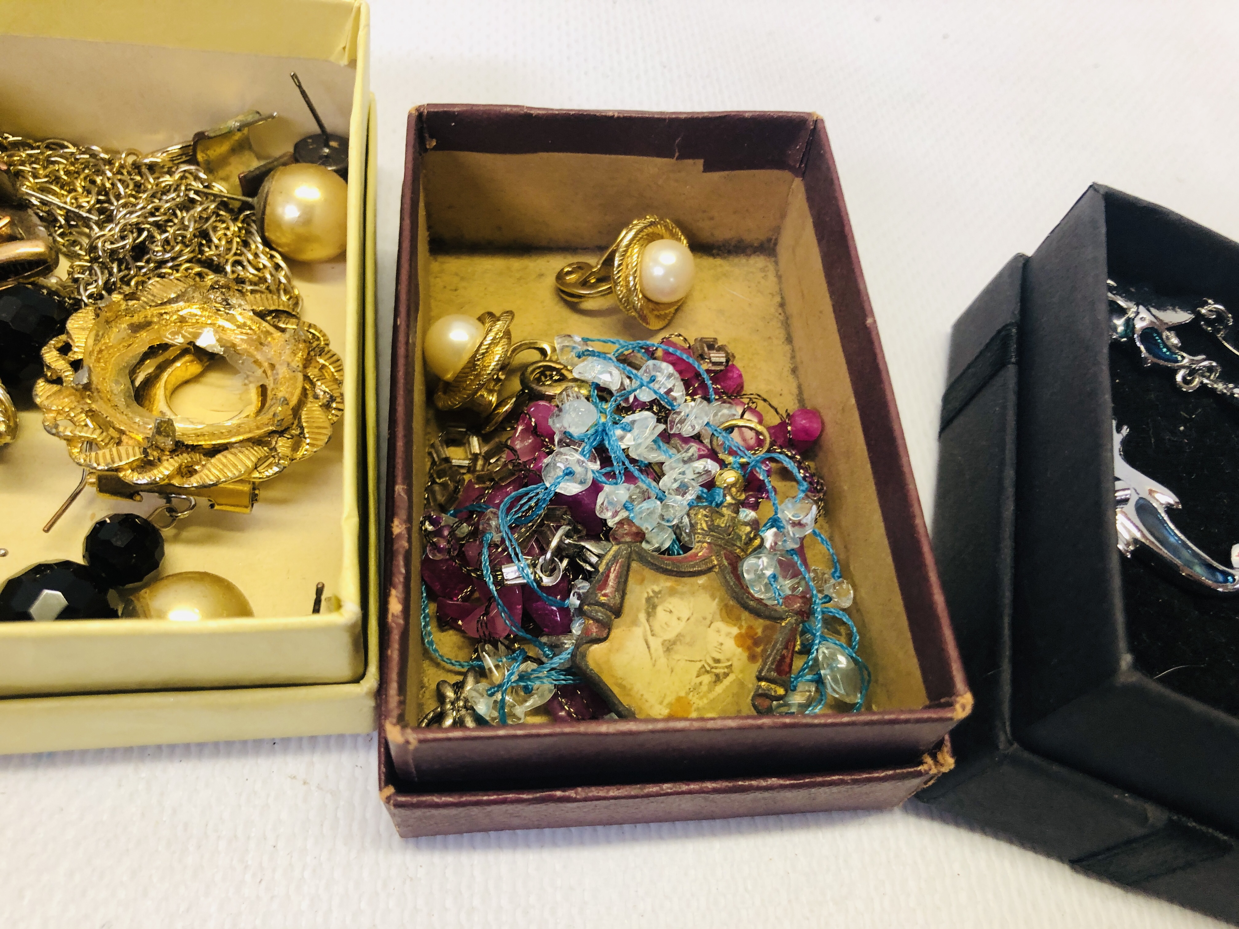 A BOX OF ASSORTED VINTAGE MODERN JEWELLERY TO INCLUDE A PAIR OF YELLOW METAL SIMULATED PEARL - Image 9 of 10