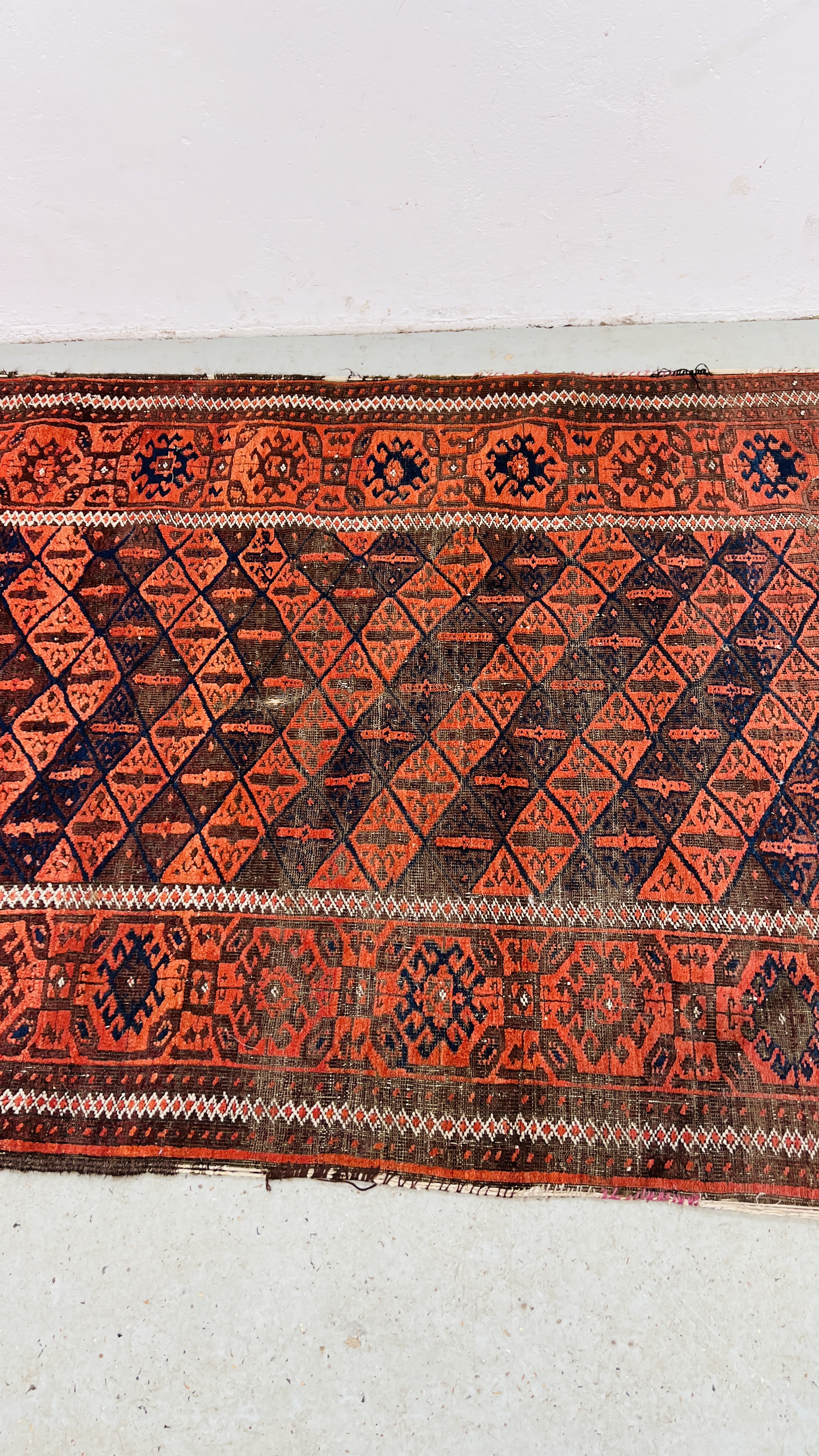 A TRADITIONAL BELOUCH RUG WITH A CENTRAL LATTICE WORK DESIGN (ORANGE / BLUE) 200 X 107CM. - Image 3 of 7