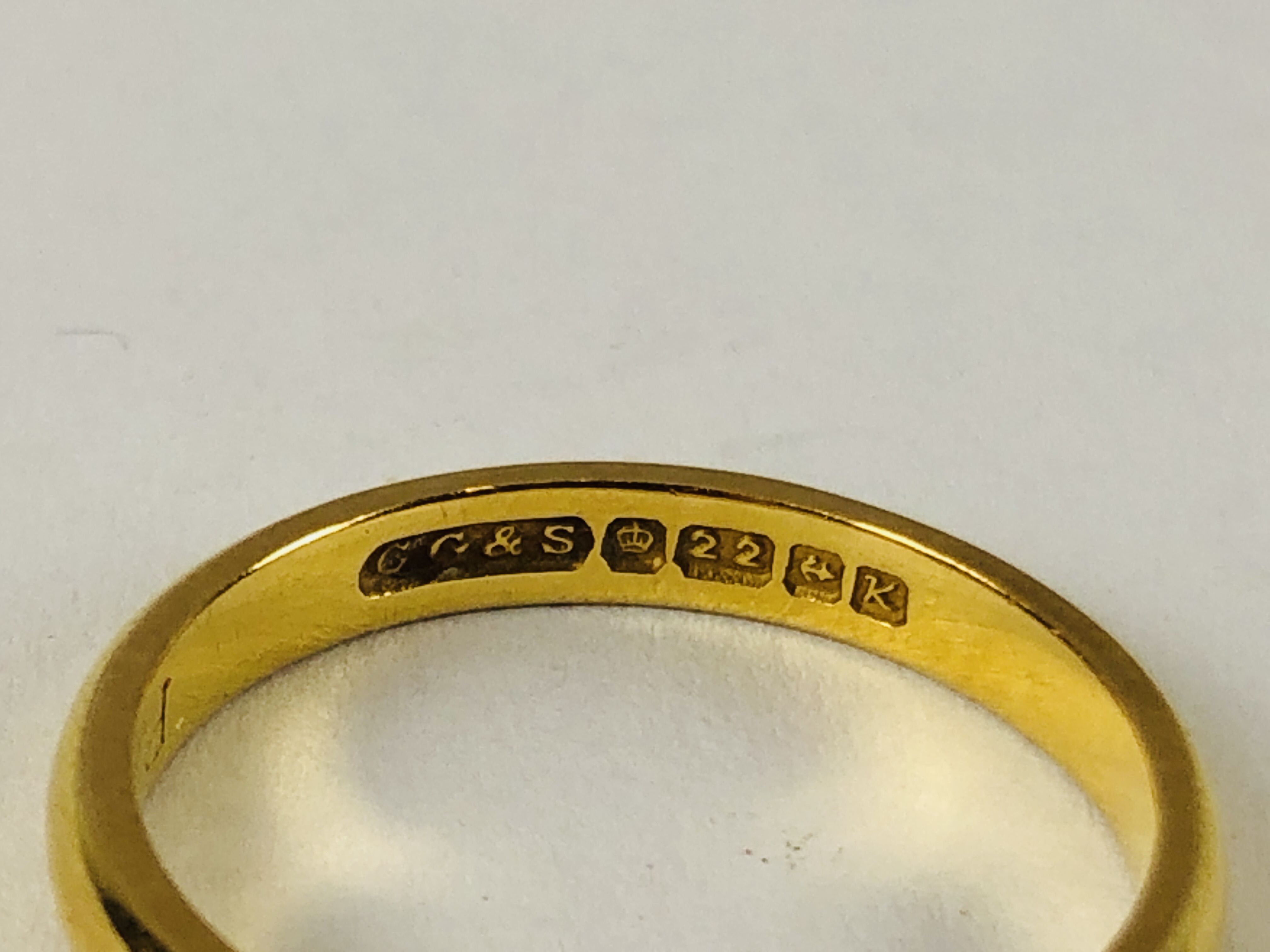 A 22CT GOLD WEDDING BAND. - Image 4 of 7