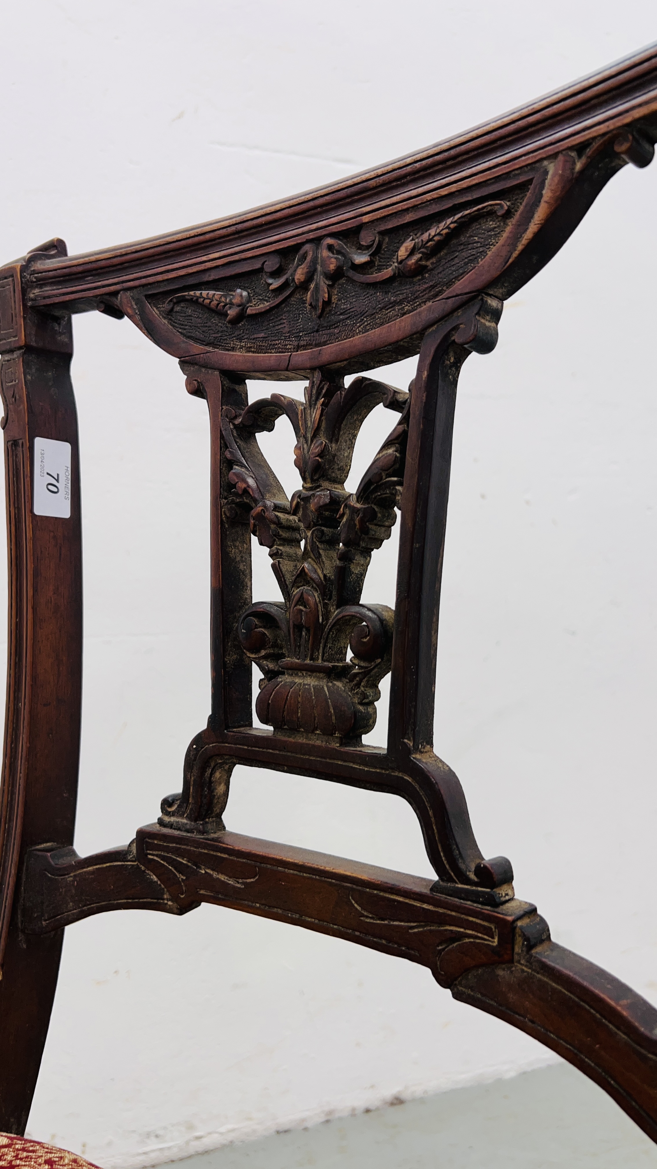 AN EDWARDIAN BEDROOM CHAIR WITH CARVED DETAILING AND UPHOLSTERED SEAT. - Image 5 of 6