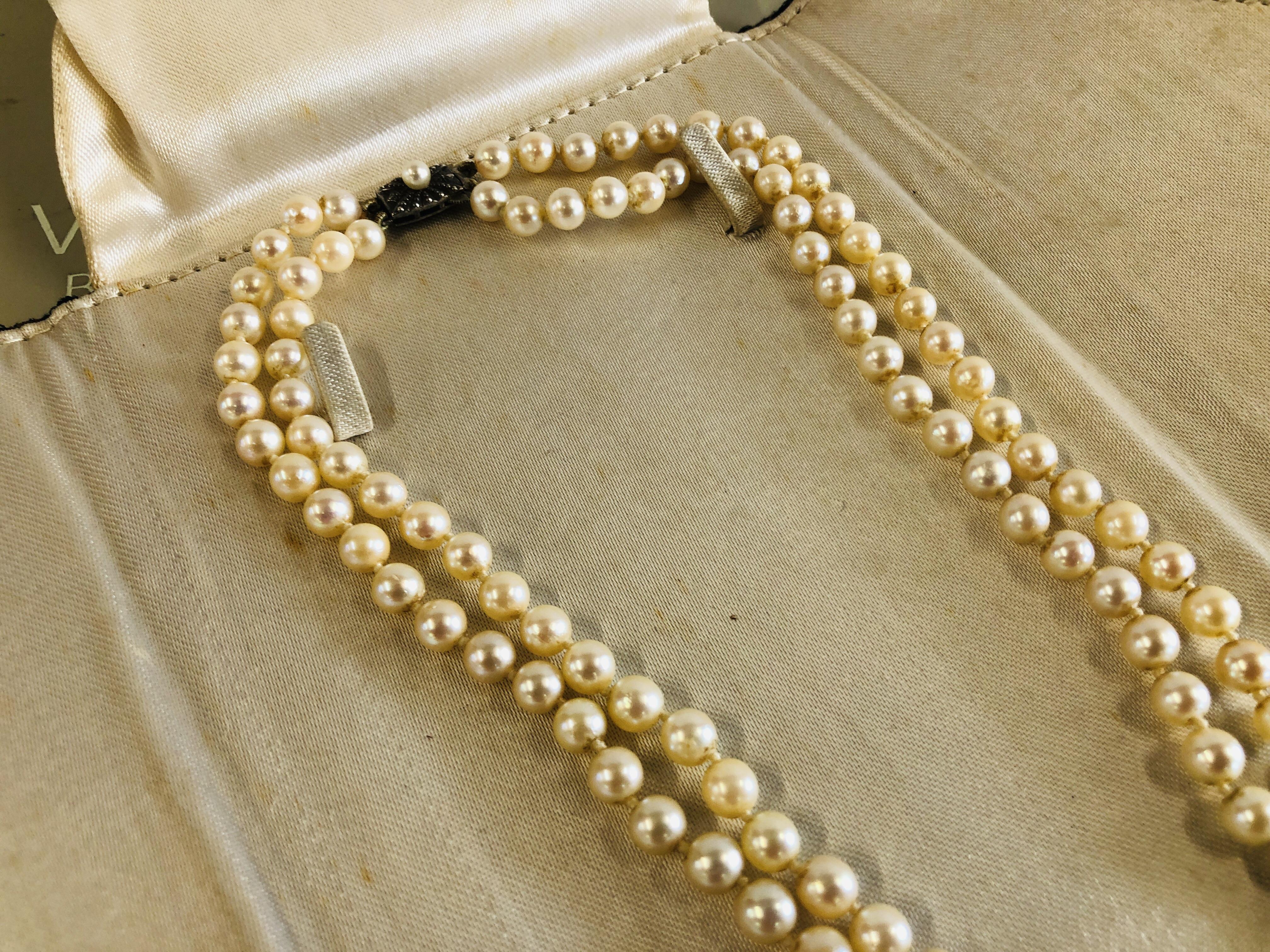 A VINTAGE DOUBLE ROW PEARL NECKLACE BY "MIKIMOTO" ALONG WITH AN ORIGINAL VINTAGE MIKIMOTO SILK - Image 3 of 6