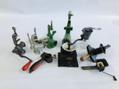A COLLECTION OF VINTAGE COLLECTABLE KITCHEN AIDS TO INCLUDE A SLICE AND VARIOUS GRINDERS TO INCLUDE