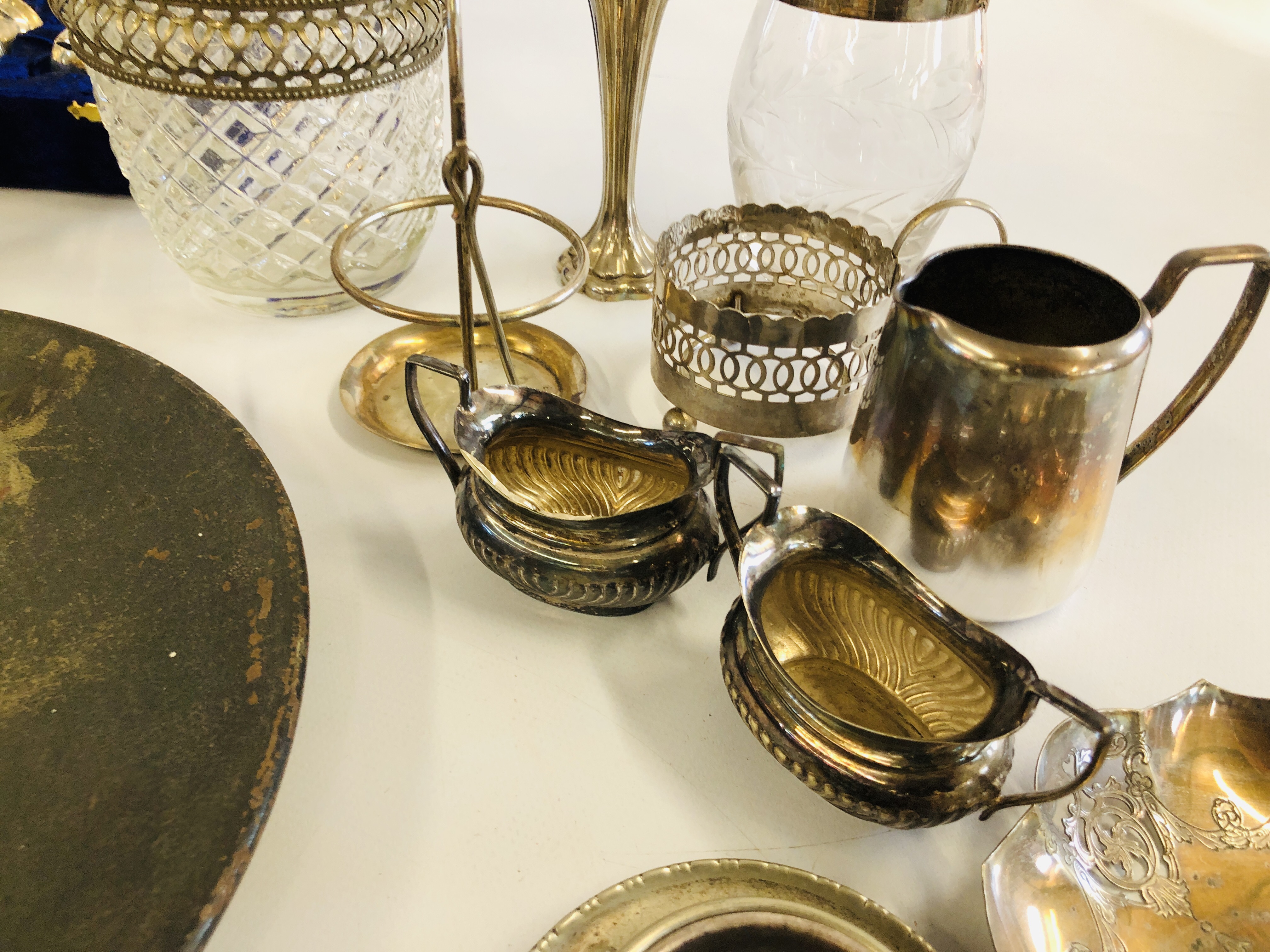 A BOX OF ASSORTED PLATED WARES ALONG WITH A BOX OF PEWTER WARES TO INCLUDE MINIATURE EXAMPLES. - Image 3 of 11