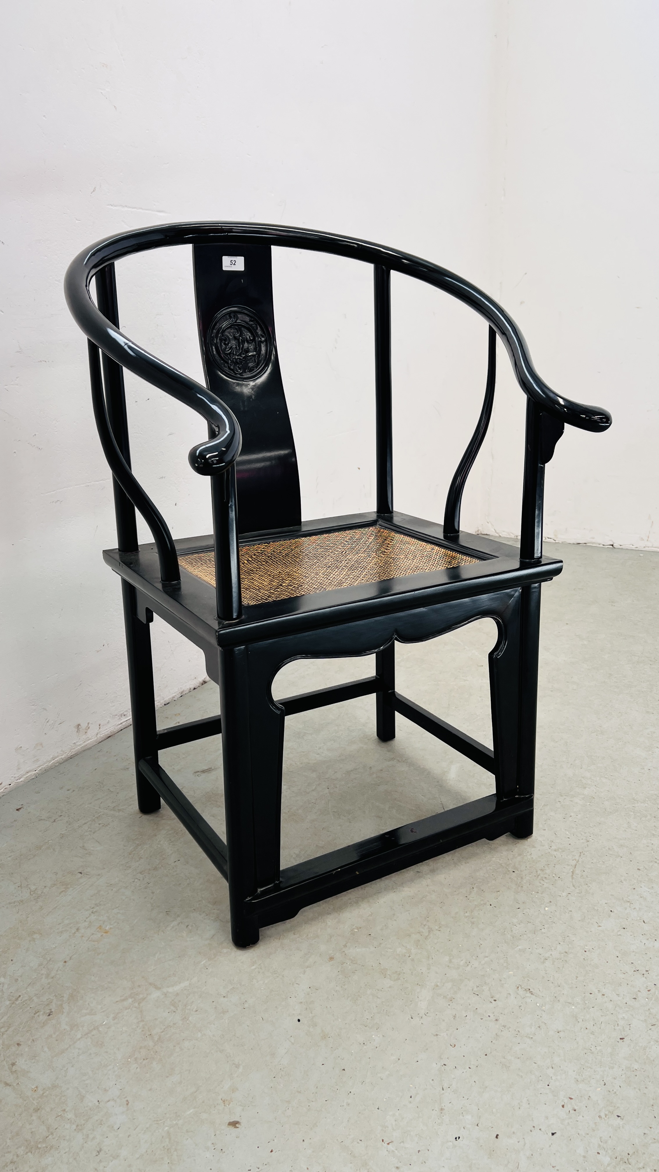 AN ORIENTAL BLACK LACQUERED ARM CHAIR WITH CARVED SYMBOL TO REAR SUPPORT. - Image 3 of 11