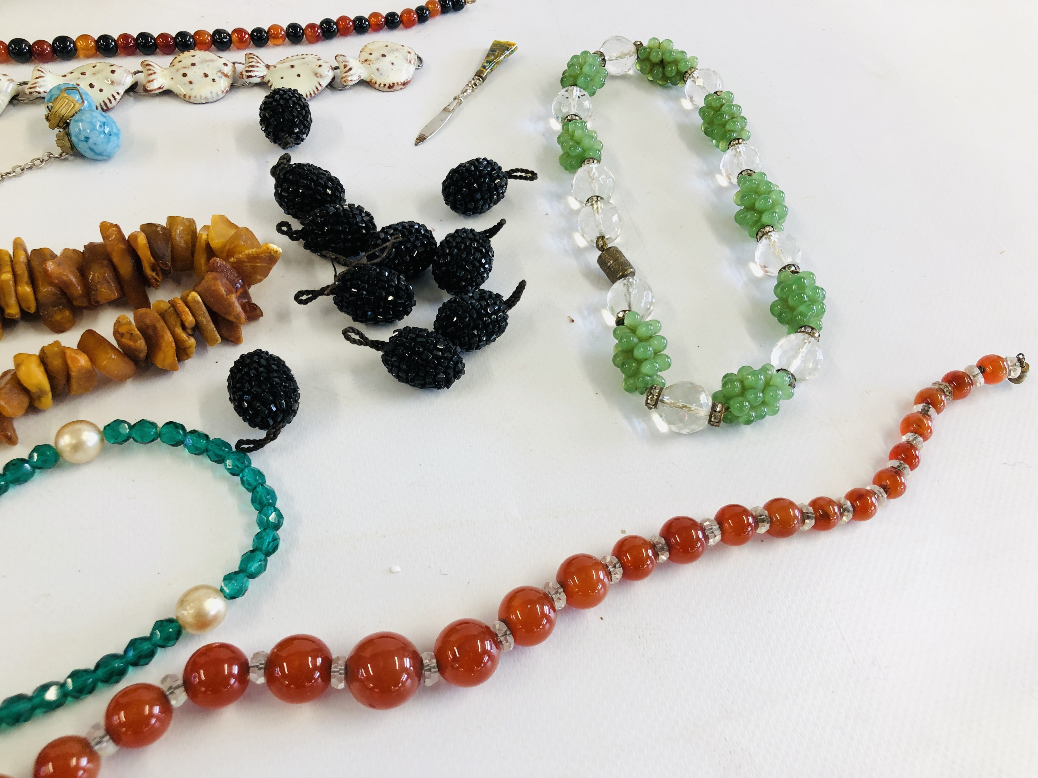 AN ELABORATE RESIN JEWELLERY BOX WITH BEADED NECKLACES ETC. TO INCLUDE RAW AMBER AND GLASS EXAMPLES. - Image 5 of 8