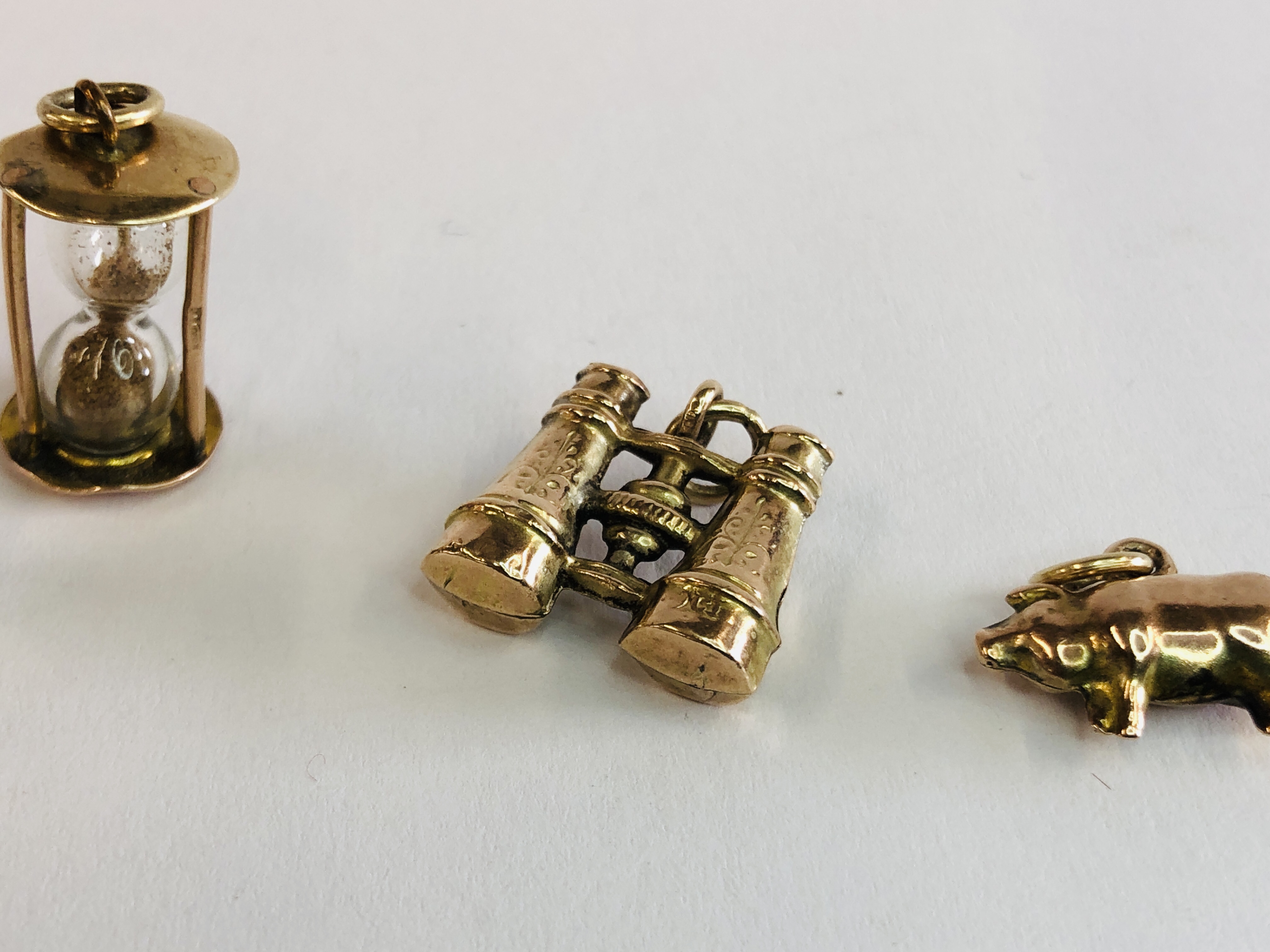 3 X ANTIQUE CHARMS TO INCLUDE 9CT GOLD, ROSE GOLD BINOCULARS, - Image 3 of 6